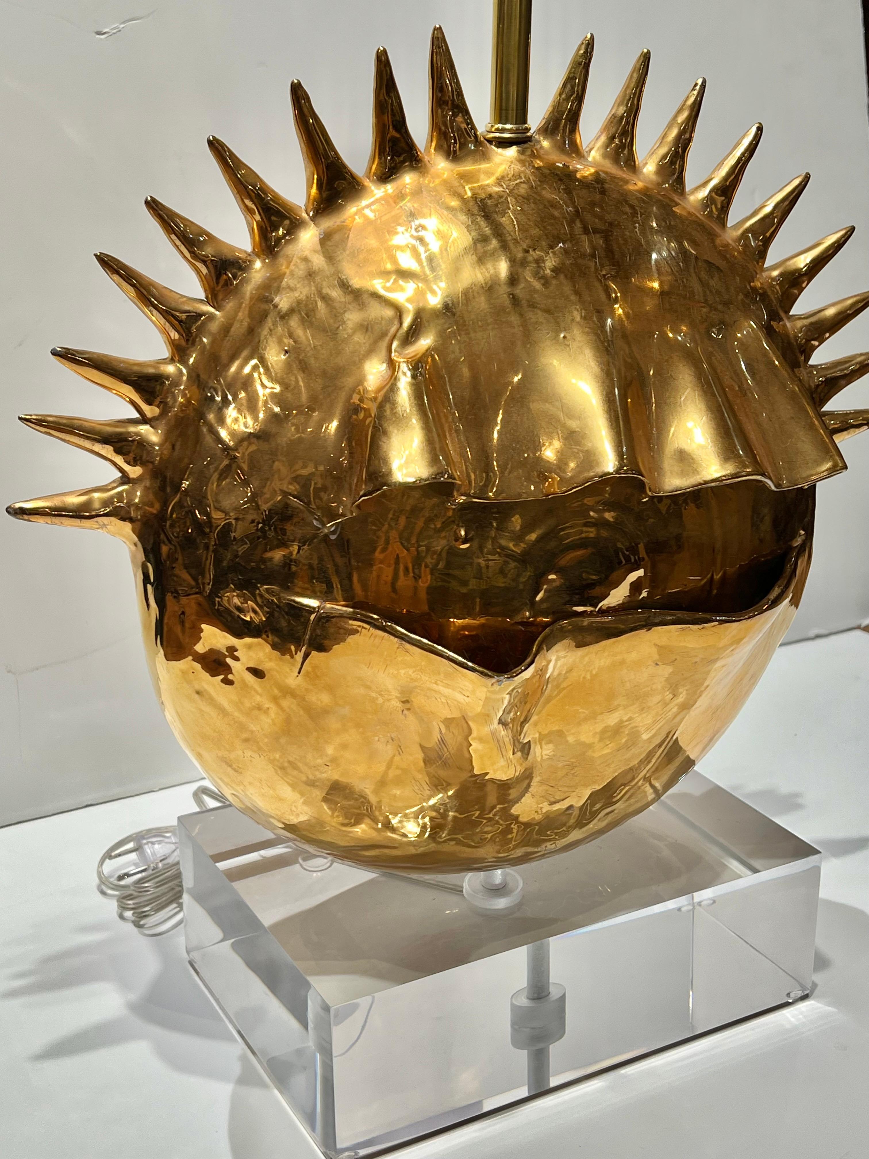 Postmoderne Lampe en poterie dorée italienne des années 1980 par Emilia Palomba en vente