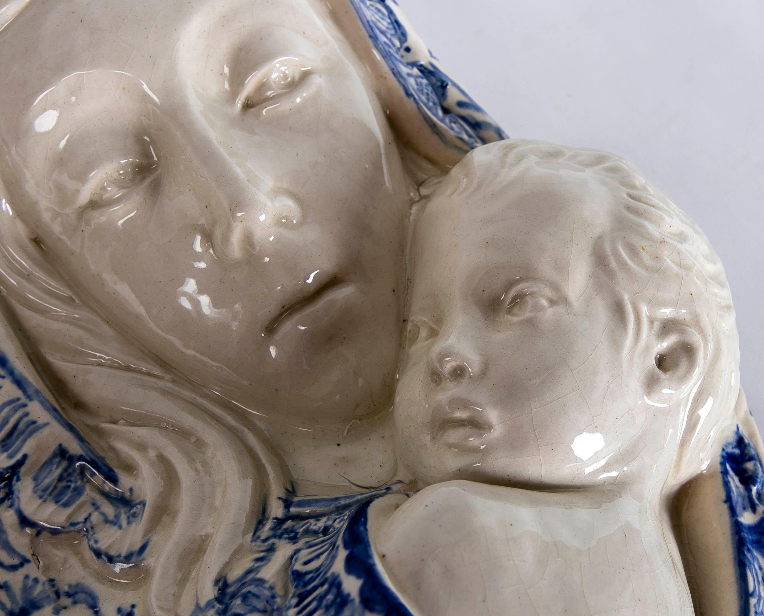 Céramique Vierge en relief en céramique émaillée italienne des années 1980, signée au dos		 en vente
