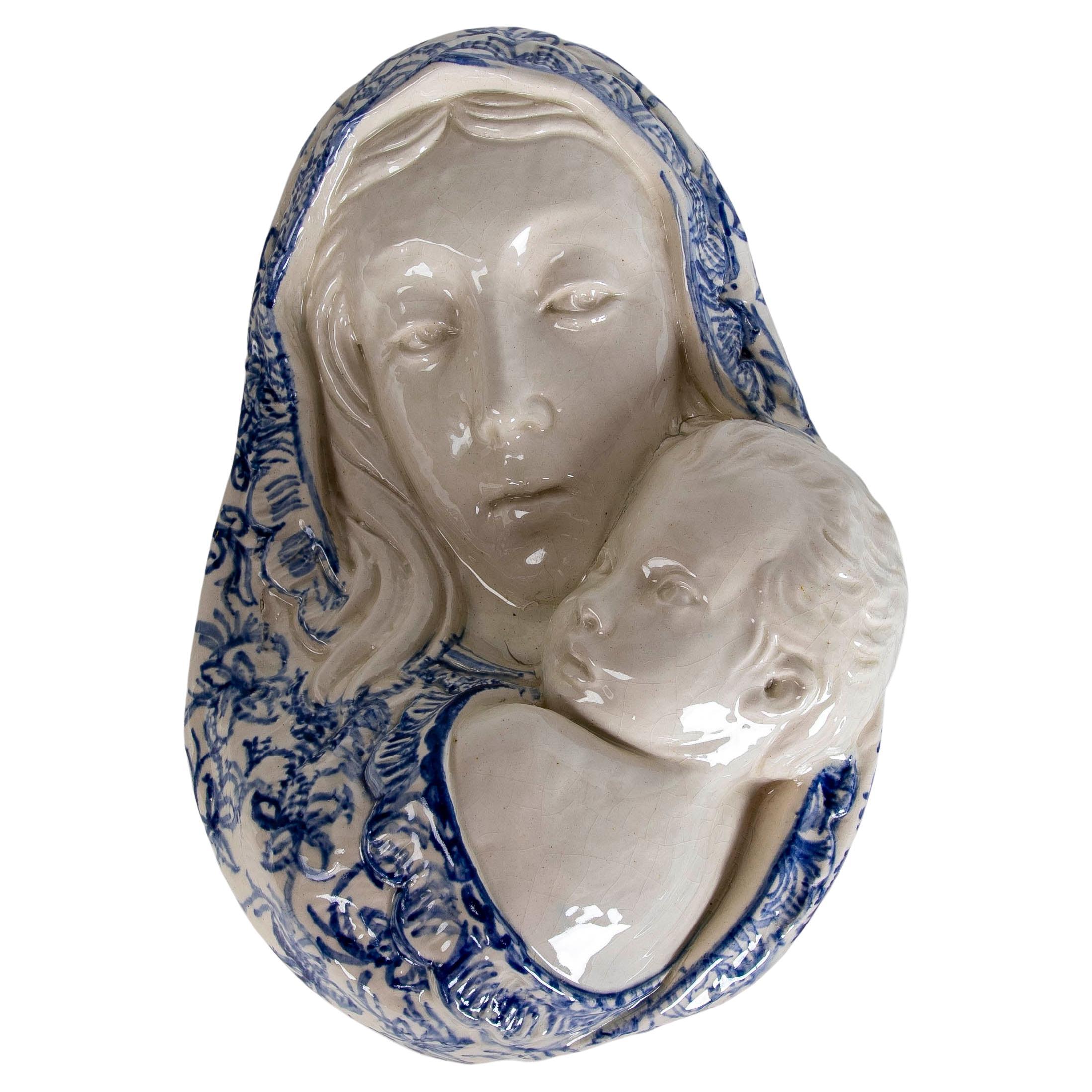 Vierge en relief en céramique émaillée italienne des années 1980, signée au dos		