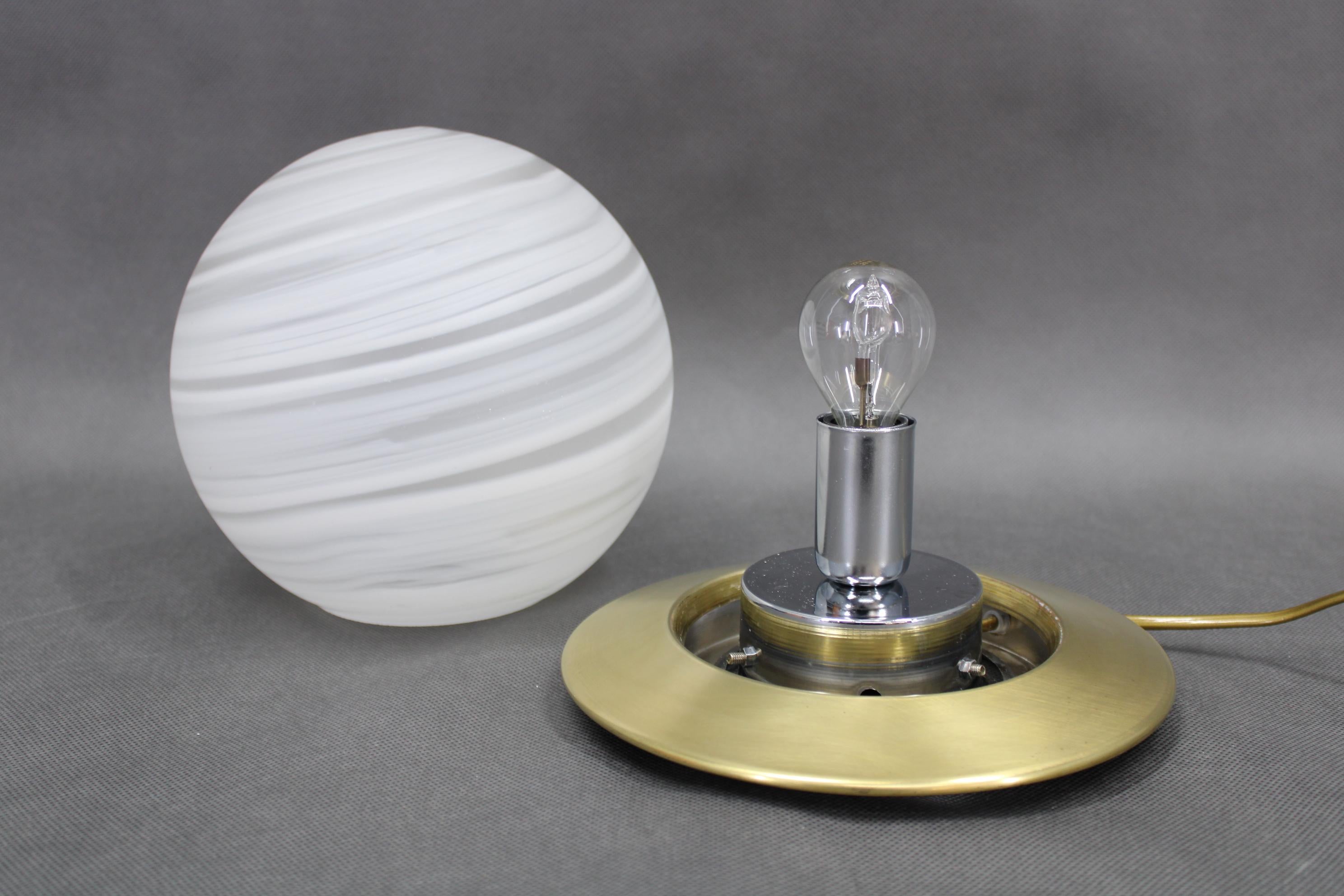1980s Italian Globe Glass Table Lamp In Good Condition For Sale In Praha, CZ