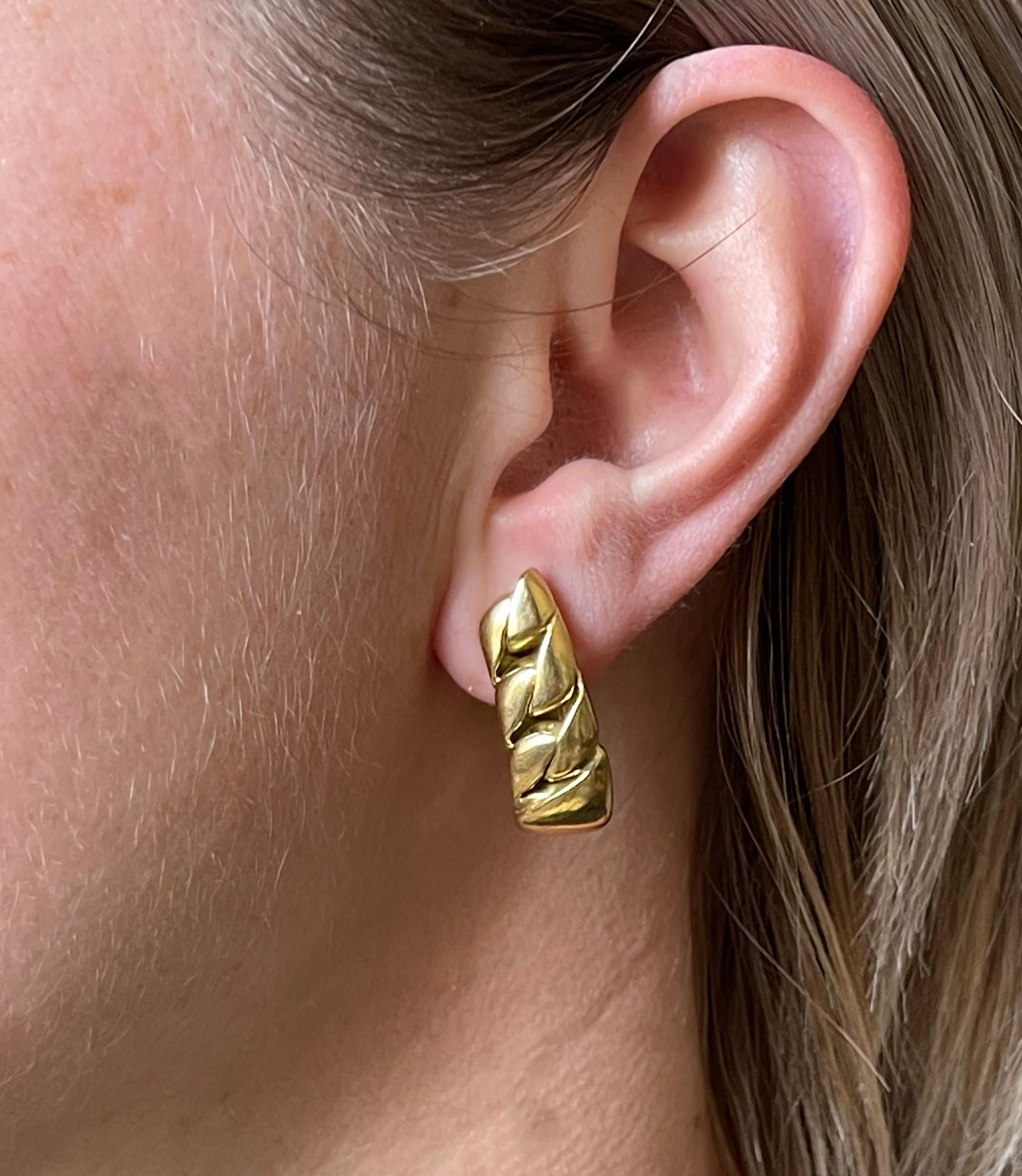 Pair of vintage circa 1980s 18k gold curb link earrings. Measure 1 1/8