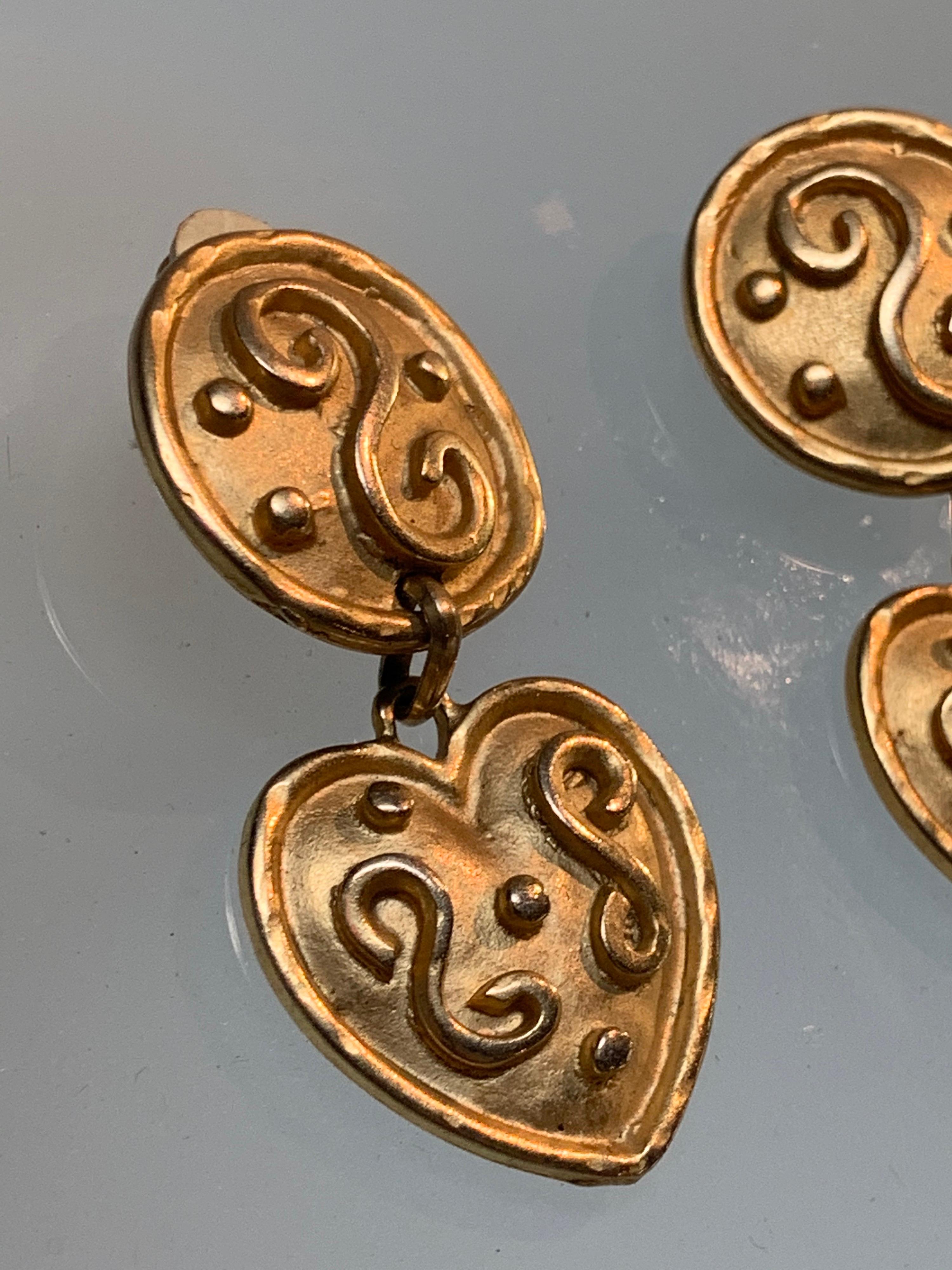 Etruscan Revival 1980s Italian Gold-Tone Heart Drop Earrings W/ Etruscan-Inspired Relief Work For Sale