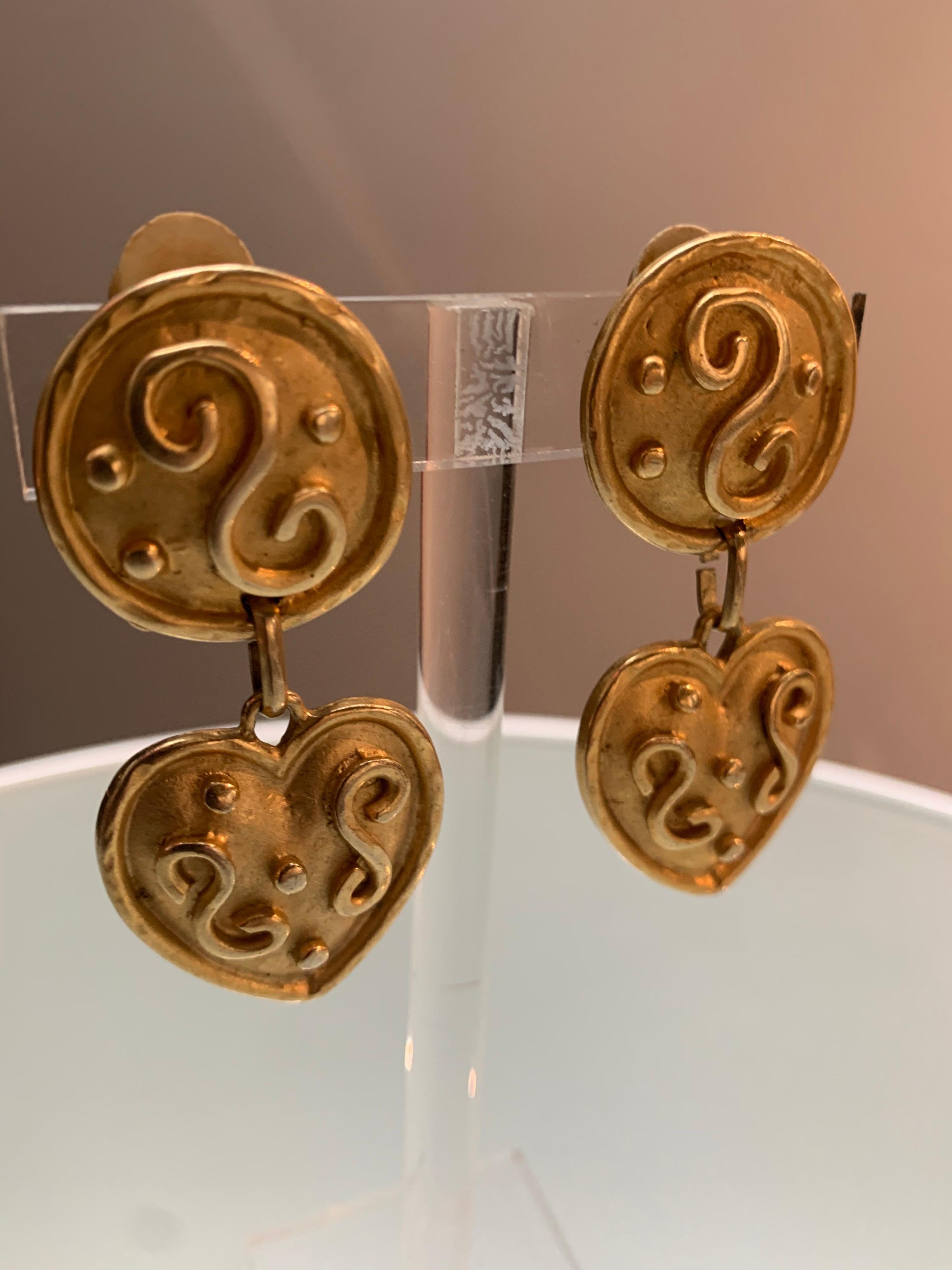 1980s Italian Gold-Tone Heart Drop Earrings W/ Etruscan-Inspired Relief Work In Good Condition For Sale In Gresham, OR