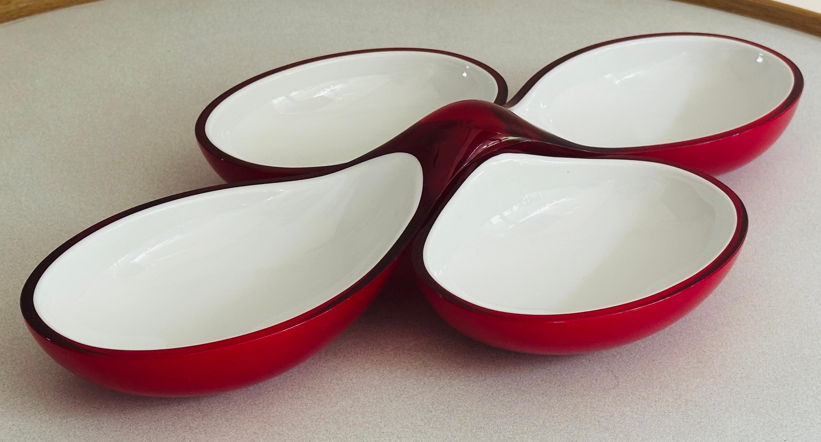 Plats ou assiettes à emboîtement Vintage By Guzzini Lab des années 1980. Les plats sont bicolores avec du rouge vif sur le dessous et du blanc à l'intérieur des bols qui peuvent être utilisés séparément ou ensemble en s'emboîtant.  Le plateau est 
