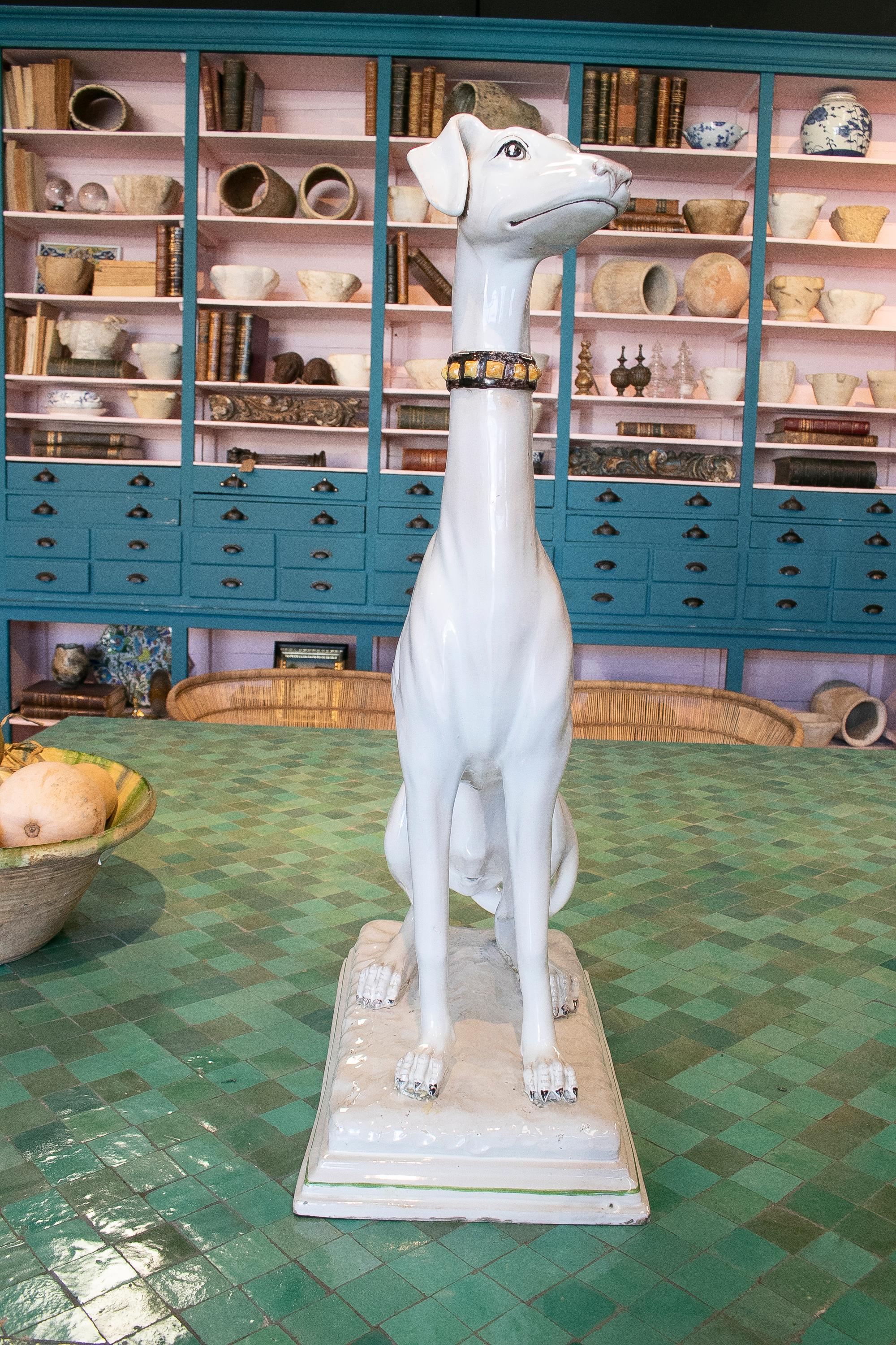 1980s Italian Hunting Dog White Glazed Ceramic Table Figure In Good Condition In Marbella, ES