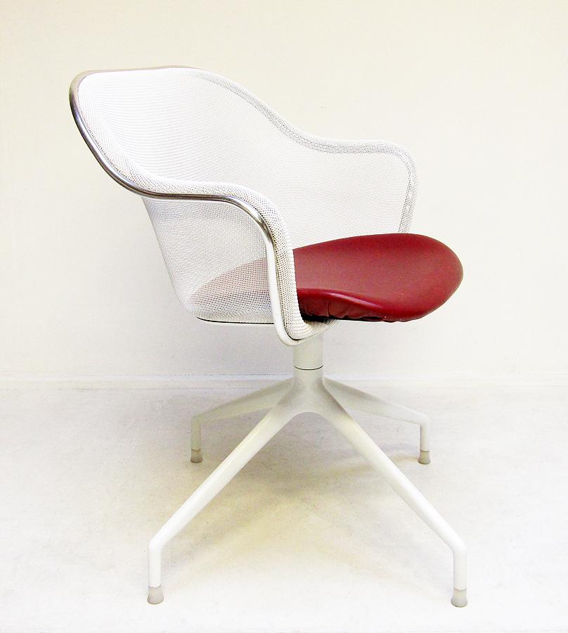 An original Iuta swivel desk chair by Antonio Citterio for B&B Italia.
 
Of 1980s vintage, it is in excellent visual and structural condition. The red leather seat has minor patina.

With ground breaking steel mesh back, the beauty and lightness