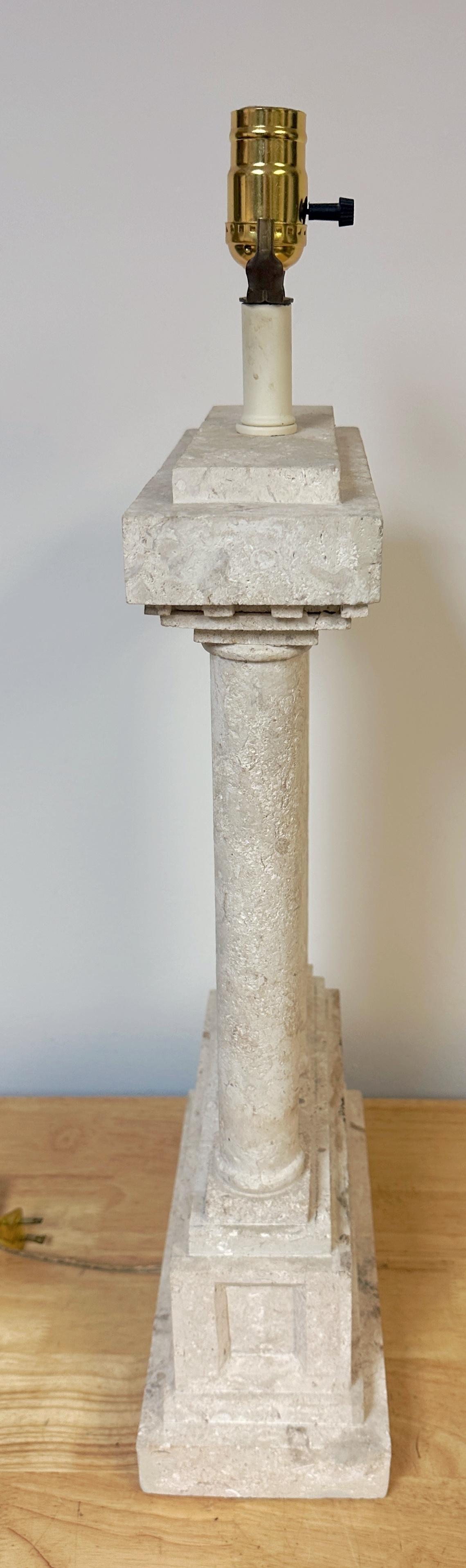 Großformatige italienische Lampe aus Koralle/Coquina-Stein im architektonischen Stil, 1980er Jahre (Italienisch) im Angebot