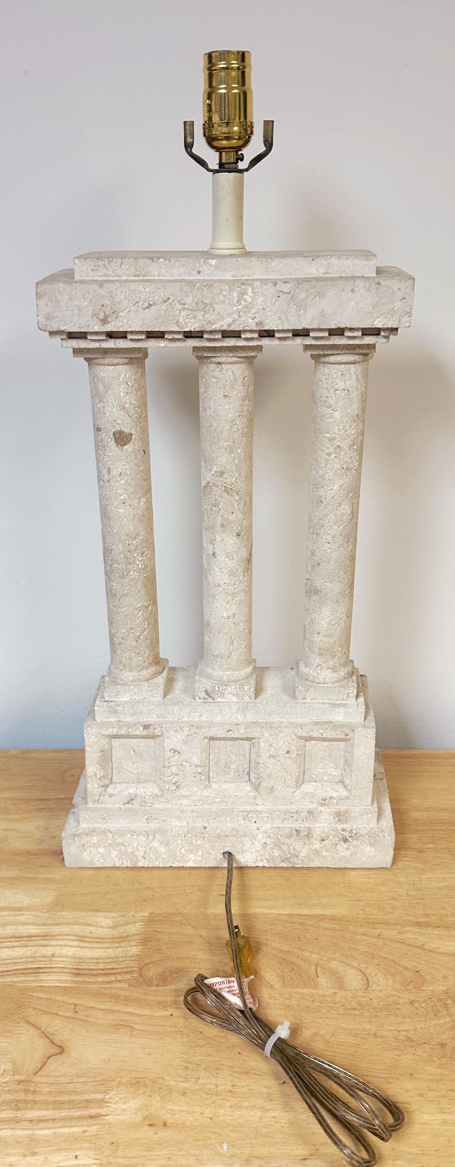 Großformatige italienische Lampe aus Koralle/Coquina-Stein im architektonischen Stil, 1980er Jahre (Geschnitzt) im Angebot