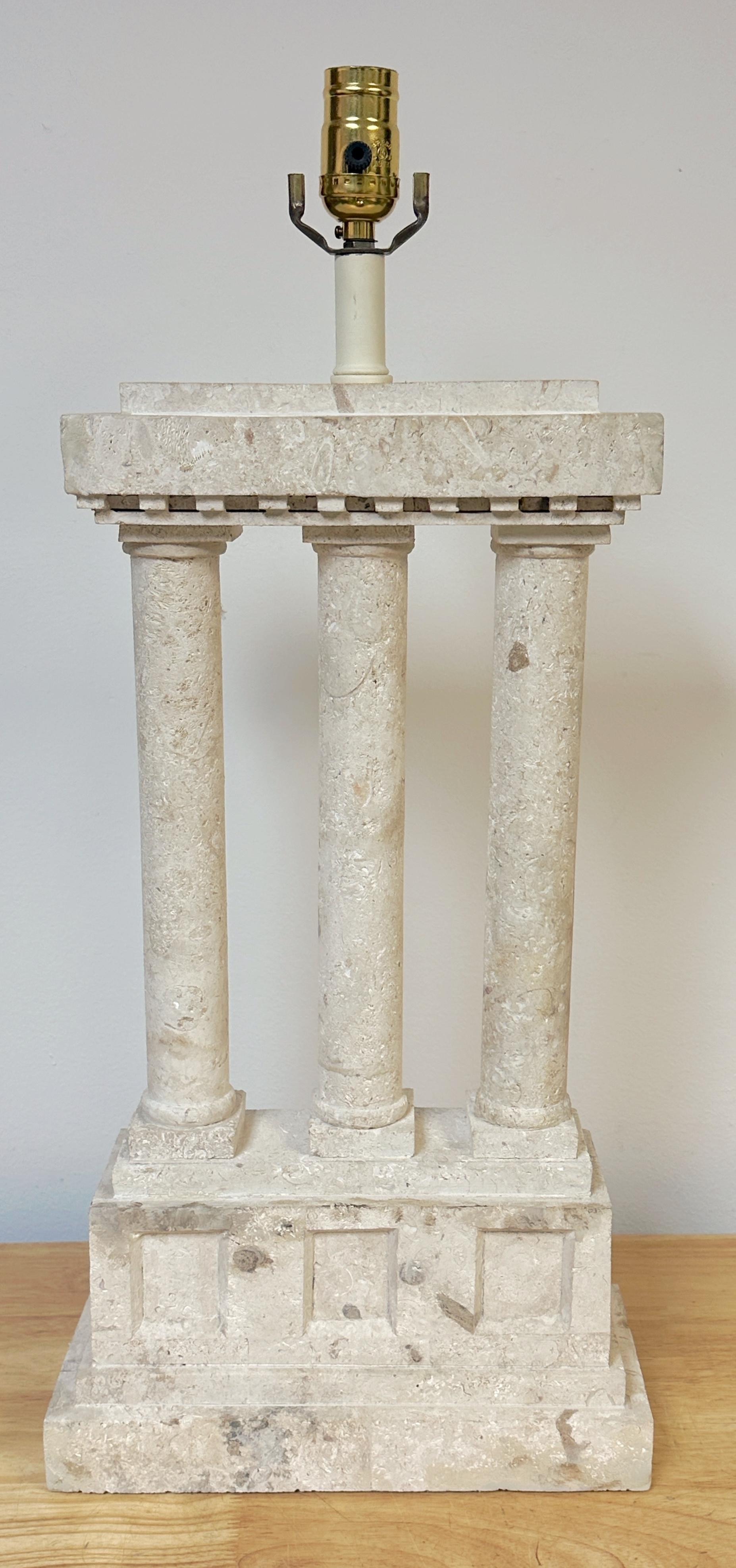 Großformatige italienische Lampe aus Koralle/Coquina-Stein im architektonischen Stil, 1980er Jahre (20. Jahrhundert) im Angebot