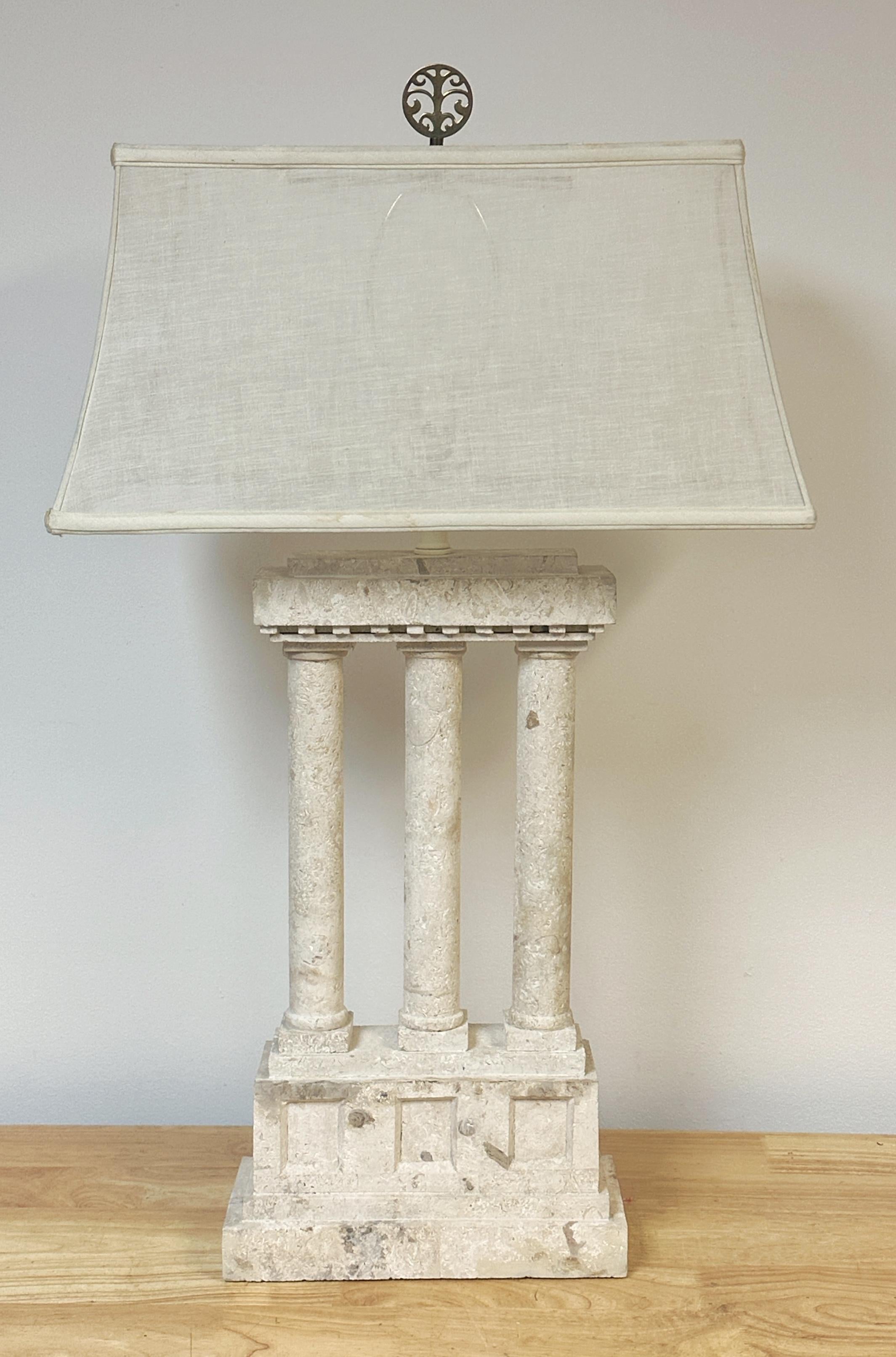 Großformatige italienische Lampe aus Koralle/Coquina-Stein im architektonischen Stil, 1980er Jahre im Angebot 1