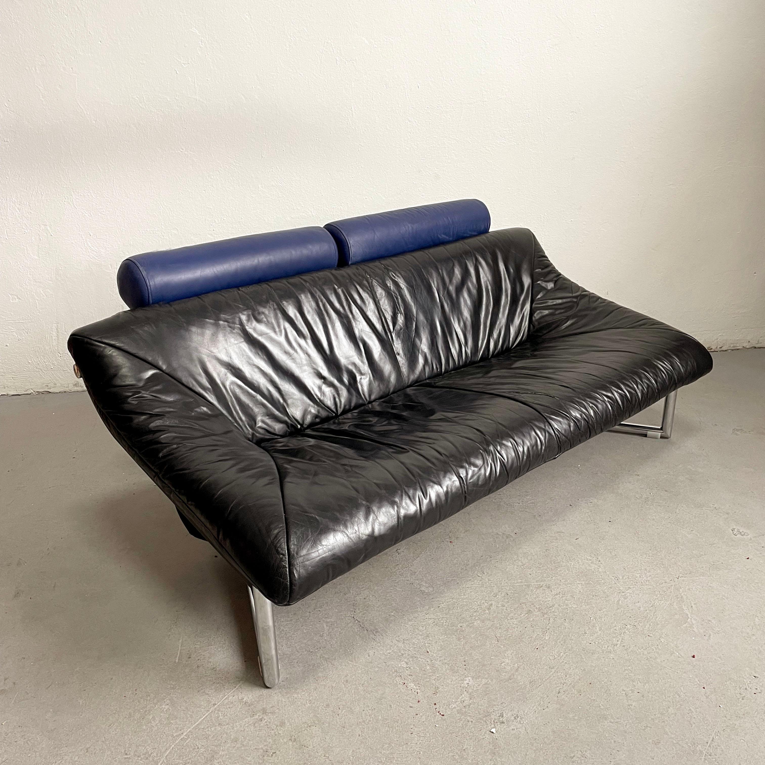 Italian leather and chrome 2-seat settee with the adjustable headrests from the 1980's

The settee features angular chrome frame, black lacquered wooden arms, large removable black leather cushion seat and a pair of adjustable leather headrests.