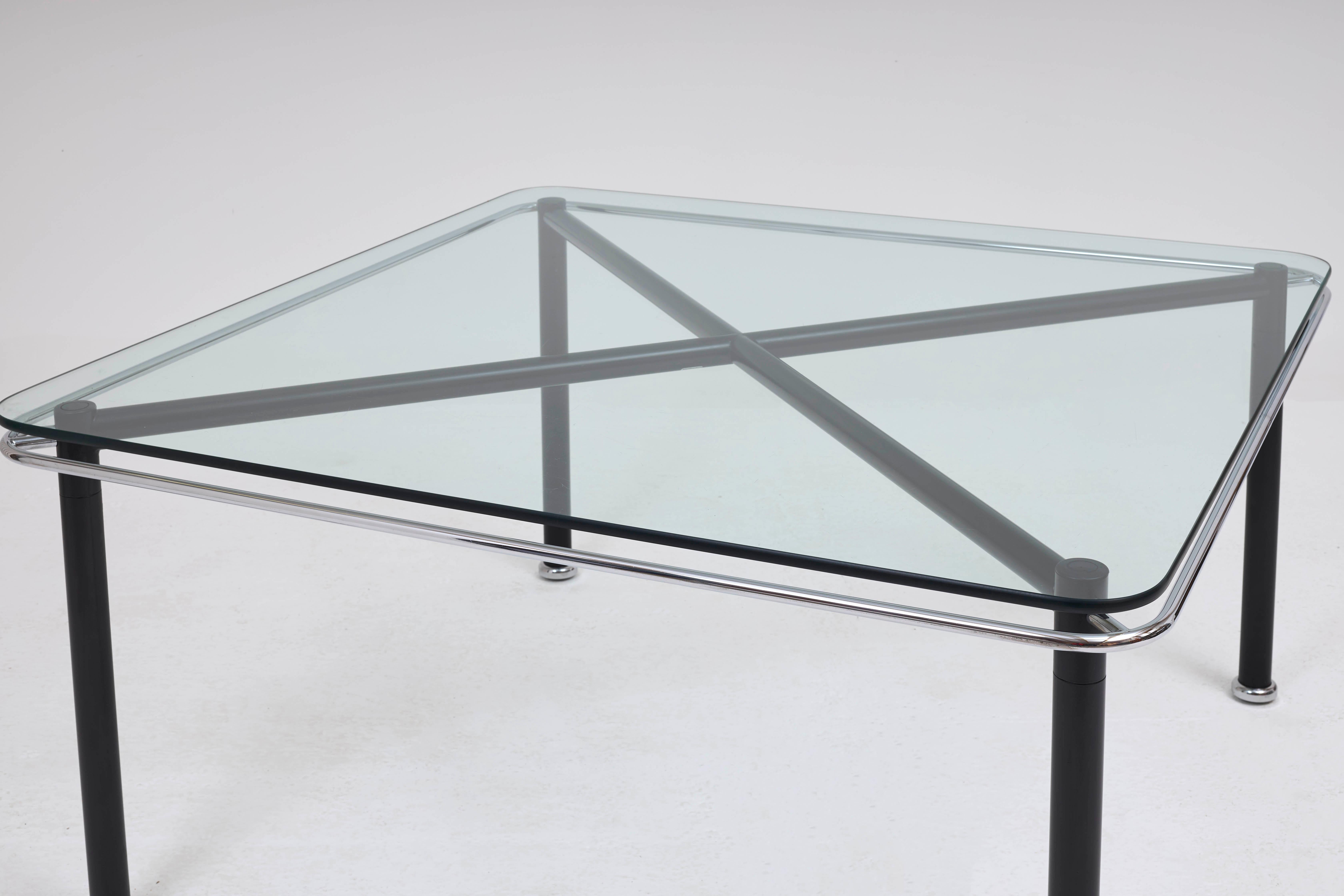 Conçue par Sottsass Associati et produite par Bieffeplast vers les années 1980. La table 'Crossing' est dotée d'une structure robuste en acier tubulaire revêtu de poudre noire, de garnitures chromées et d'un plateau en verre trempé. Cet exemple rare