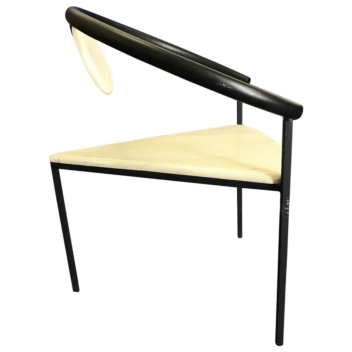 Ivory painted oak seat and backrest.
Black metal curved armrest.
Black square wrought iron legs,.
Measure: Width 26