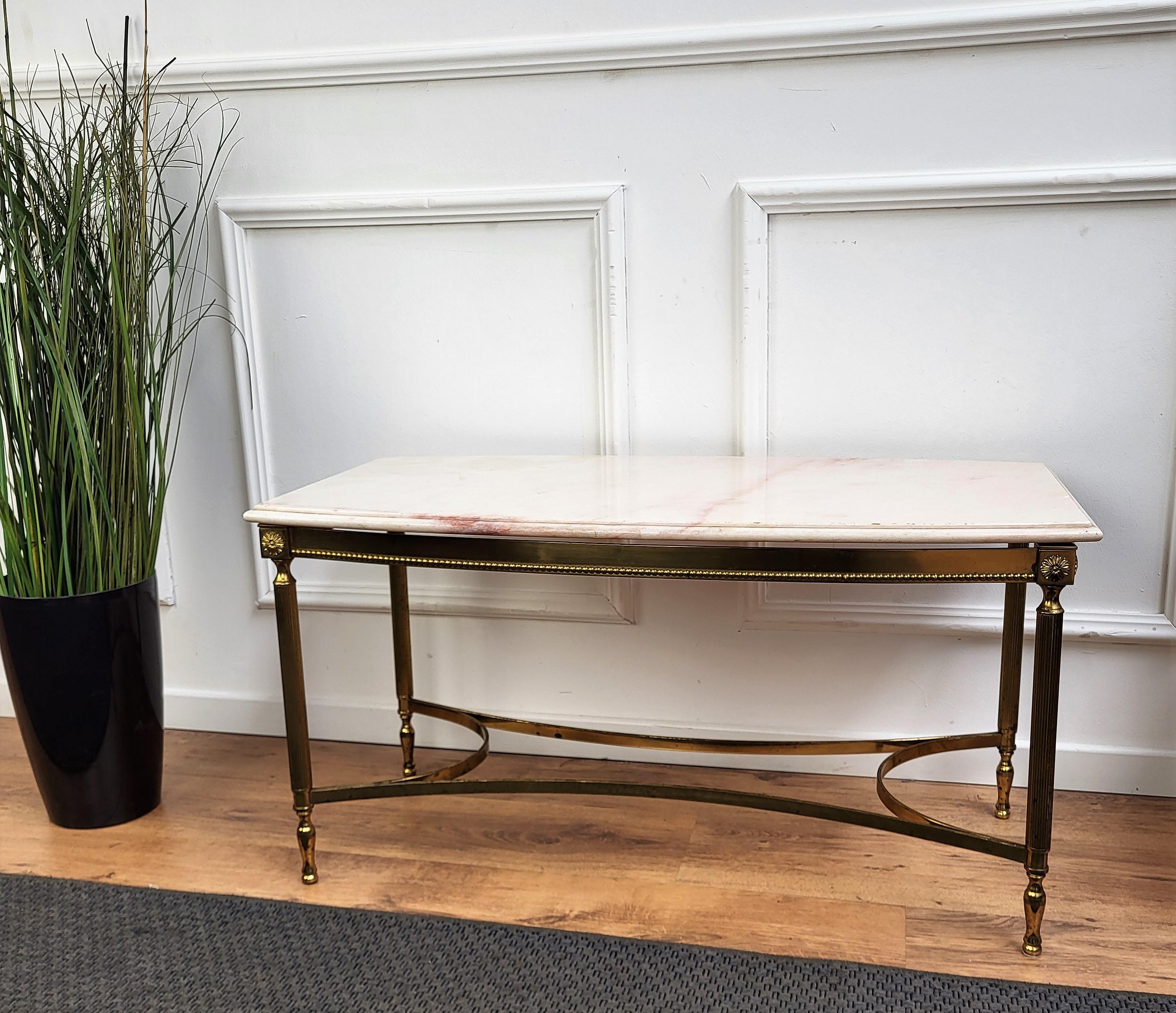 1980s Italian Mid-Century Hollywood Regency Brass and Marble Side Coffee Table In Good Condition For Sale In Carimate, Como