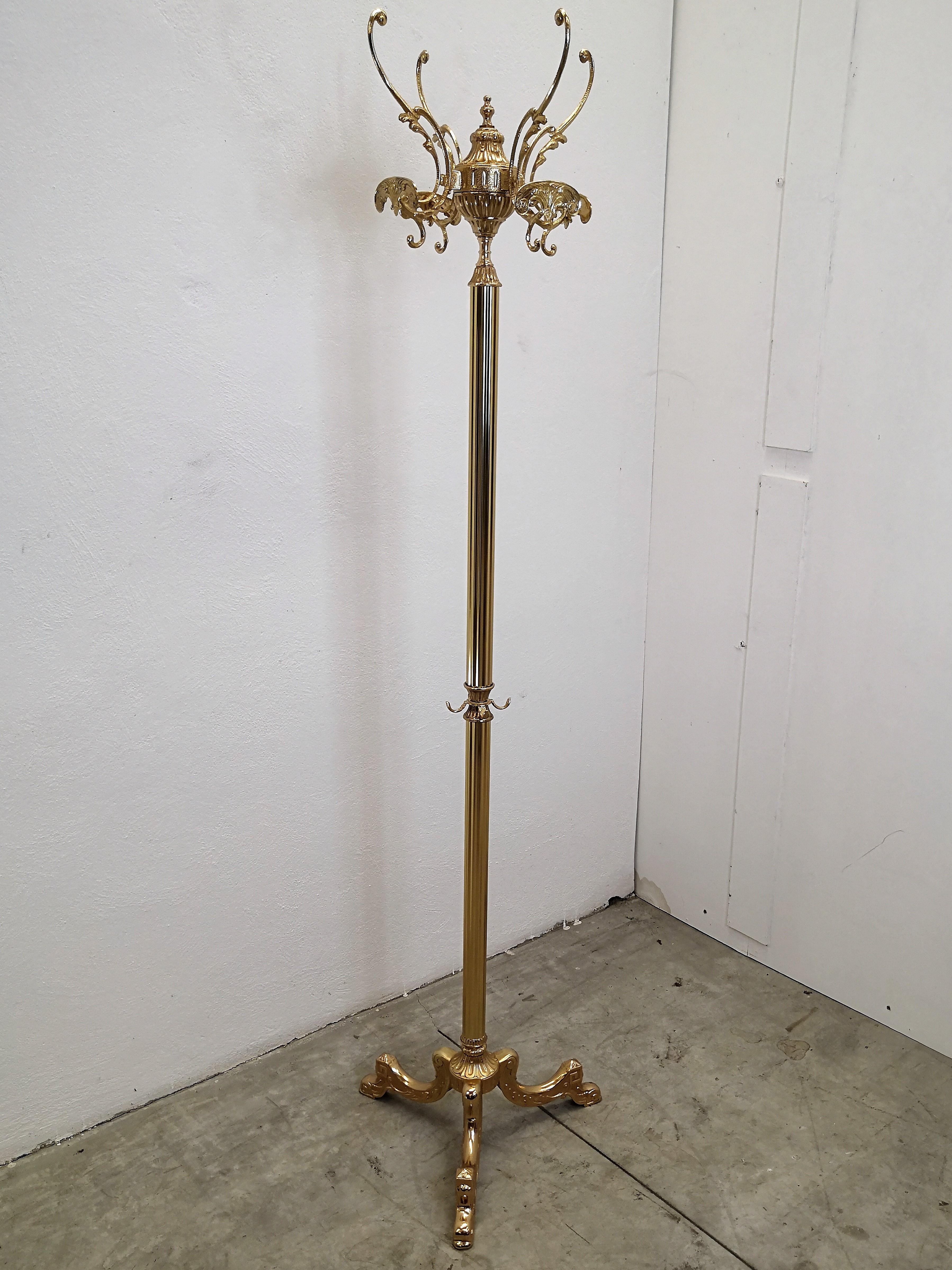 Beautiful and stylish vintage 1980s Italian brass floor coat hanger. A great piece that perfectly adds to every home decor the typical glitz, glamour and gold of Hollywood Regency style, with a nod to Art Deco decadence and Mid-Century Modern