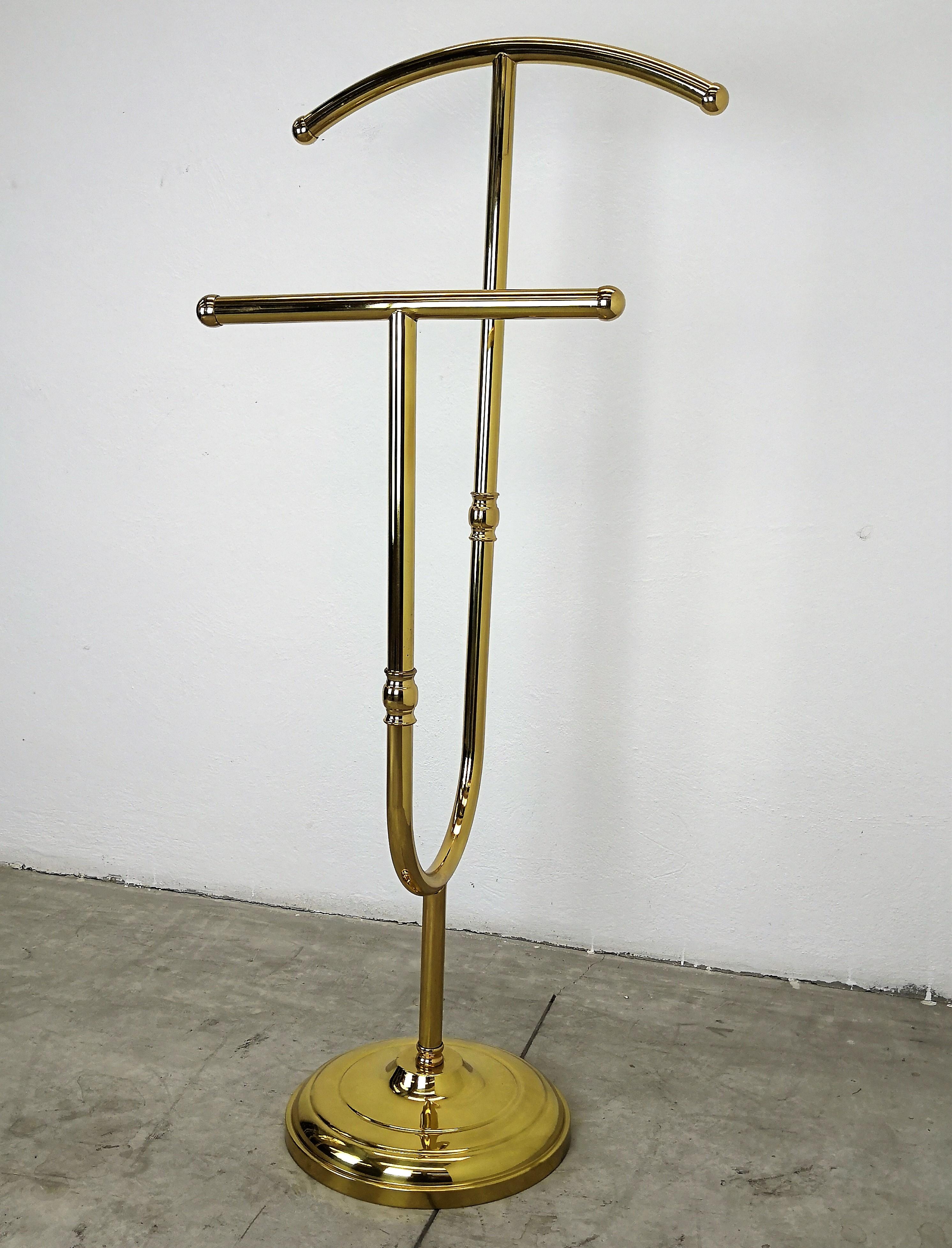 Vintage 1980s Italian brass dressboy valet stand. This beautiful and elegant brass valet was designed and manufactured in Italy. A great piece that perfectly adds to every home decor the typical glitz, glamour, and gold of Hollywood Regency style