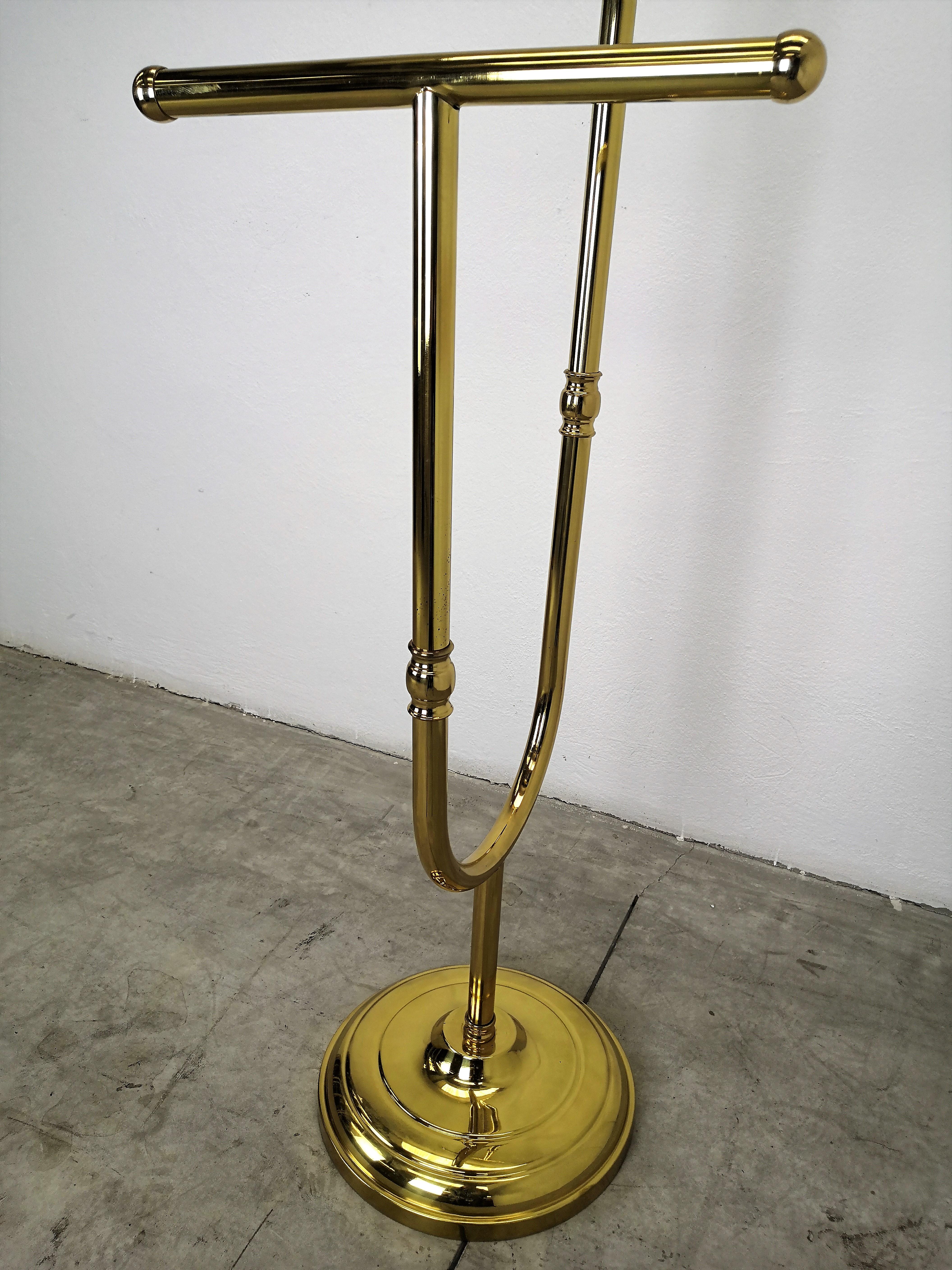 1980s Italian Midcentury Hollywood Regency Neoclassical Brass Valet Stand In Good Condition In Carimate, Como