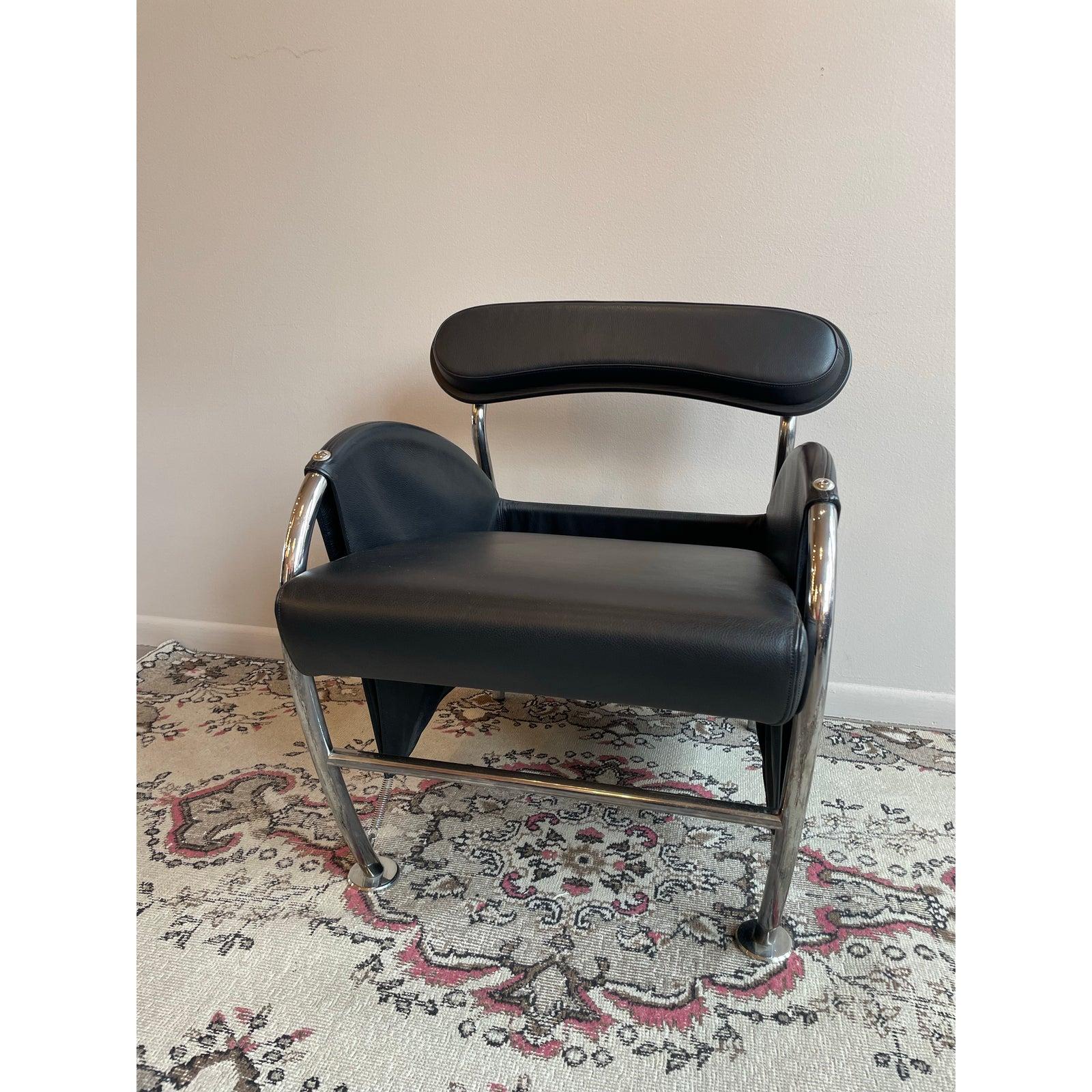 Sillón o butaca vintage de la Modernidad italiana, modelo Numero Uno, de cuero y cromo a la manera de Massimo Iosa Ghini para Moroso 1986, Italia. Sillón, butaca o butaca ergonómica independiente de asiento y respaldo de cuero negro con detalles