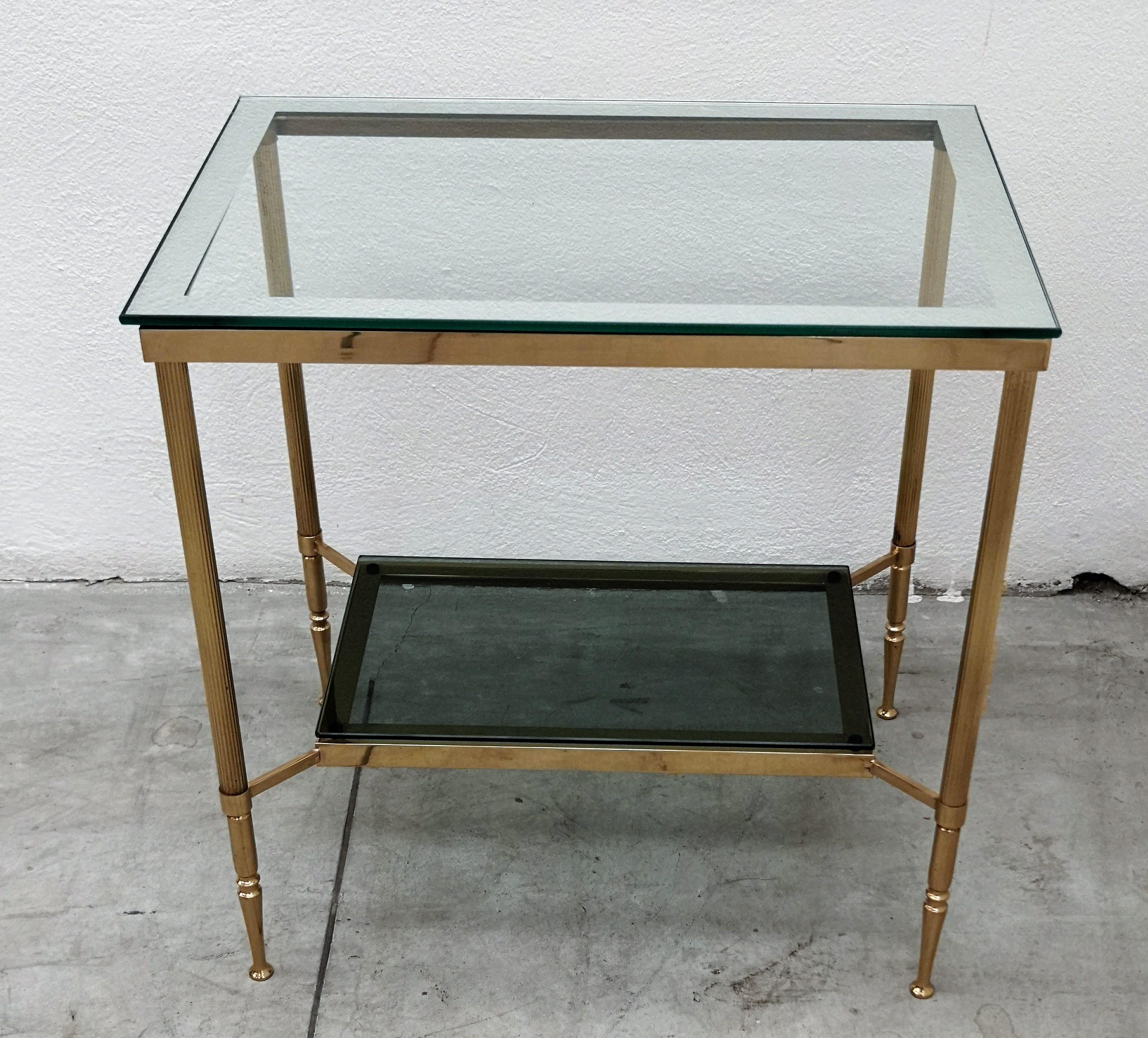Beautiful and stylish vintage 1980s Italian brass and glass, smoked on the bottom and mirror framed on the top, two-tier side table, or coffee table or sofa table. Very good condition with great brass and glasses.

A great piece that perfectly
