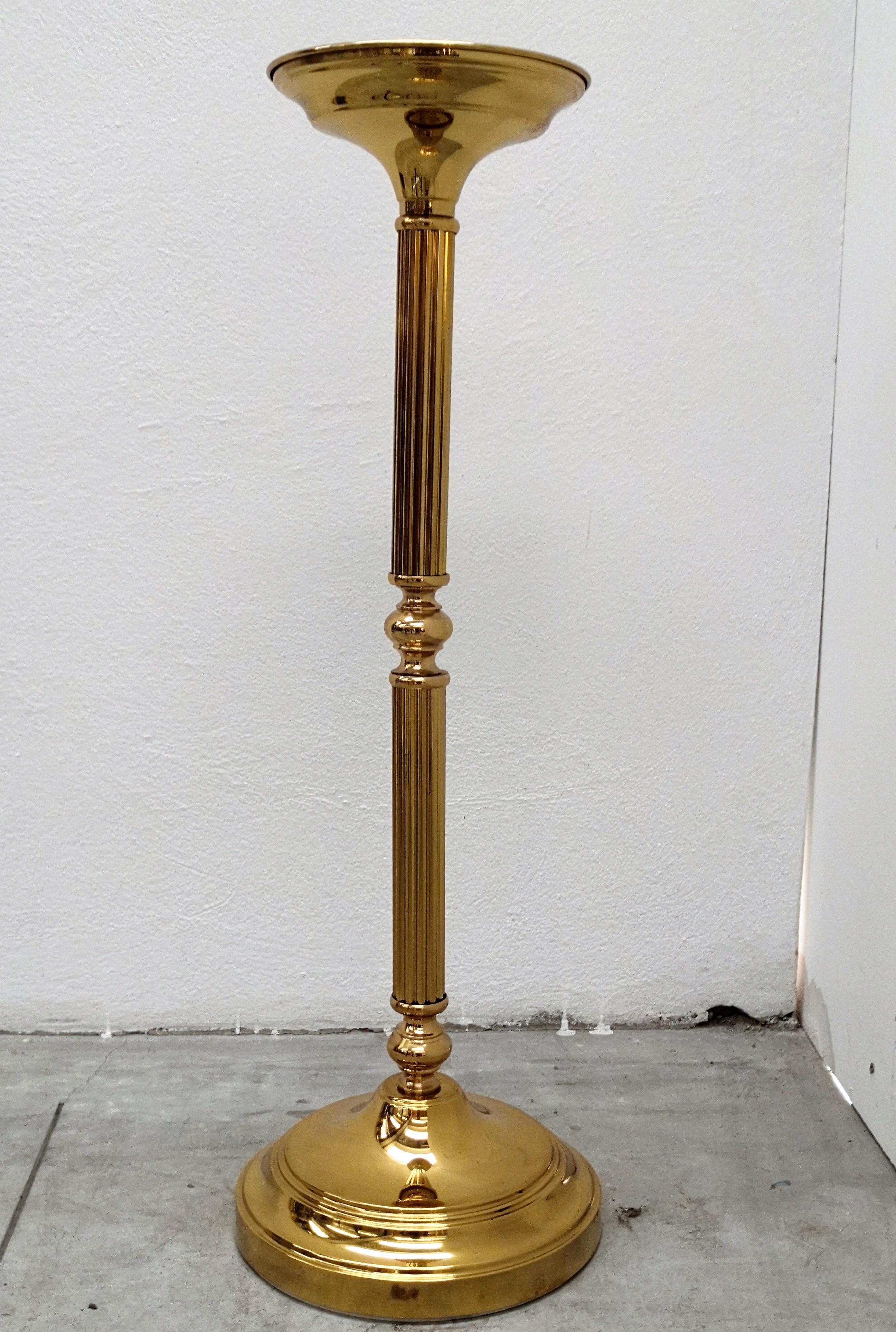 Beautiful and stylish vintage 1980s Italian brass pedestal table or flower pot, champagne wine cooler Stand. Very good condition with great brass metal part. 2 pieces available.

A great piece that perfectly adds to every home decor the typical