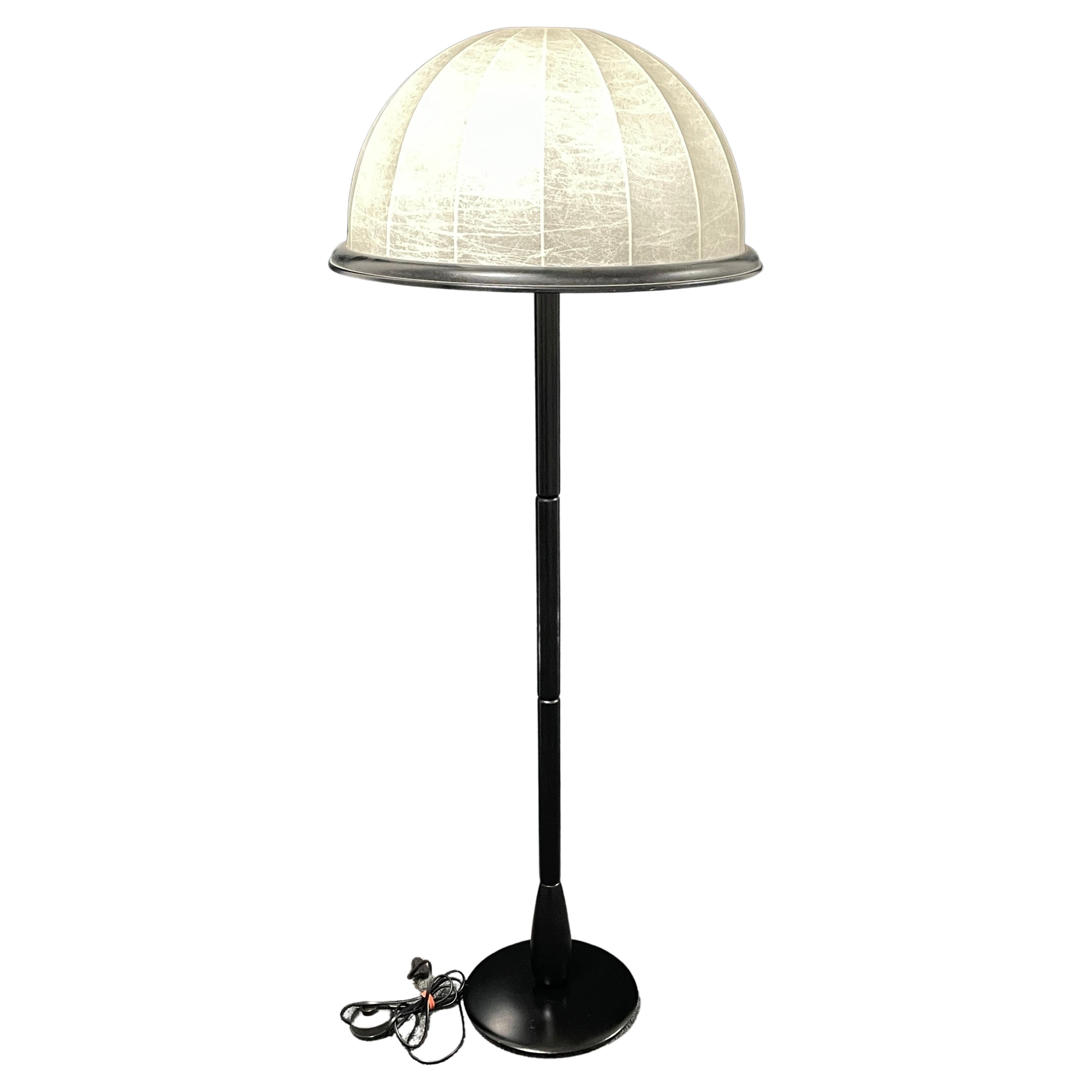 Lampadaire moderne italien des années 1980 en bois et abat-jour en forme de cocon en vente