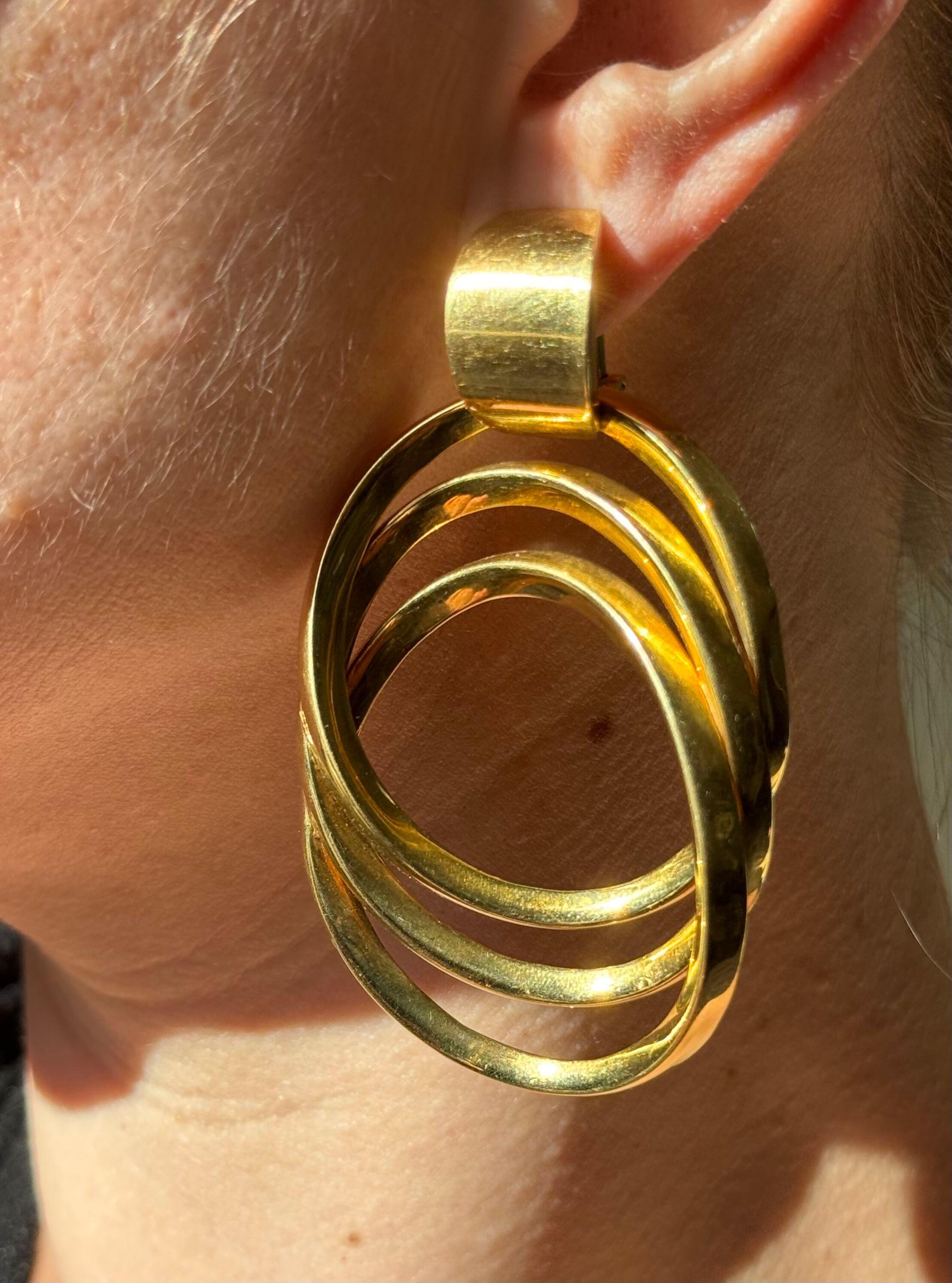 1980er Jahre Italienische Goldtropfen-Ohrringe mit mehreren Kreisen im Angebot 2