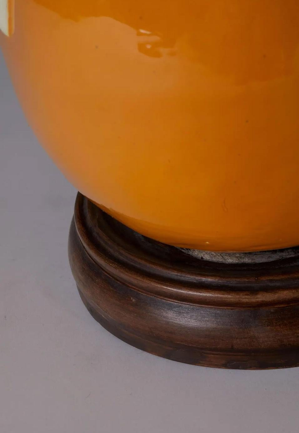 Lampe italienne des années 1980 en verre de Murano ambré en forme de poire avec abat-jour blanc personnalisé Bon état - En vente à Aspen, CO