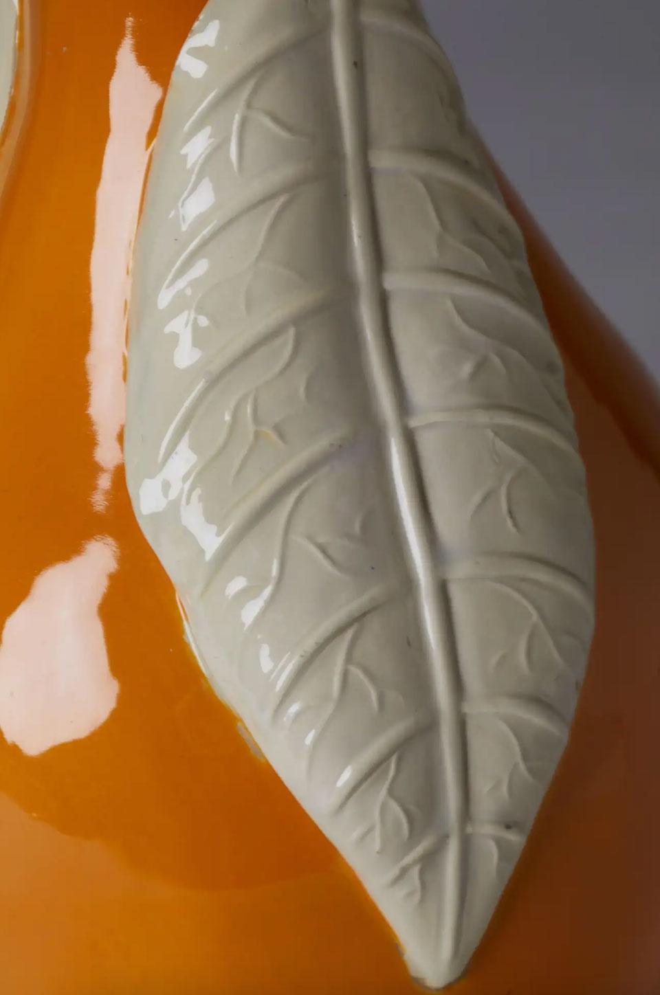 Fin du 20e siècle Lampe italienne des années 1980 en verre de Murano ambré en forme de poire avec abat-jour blanc personnalisé en vente