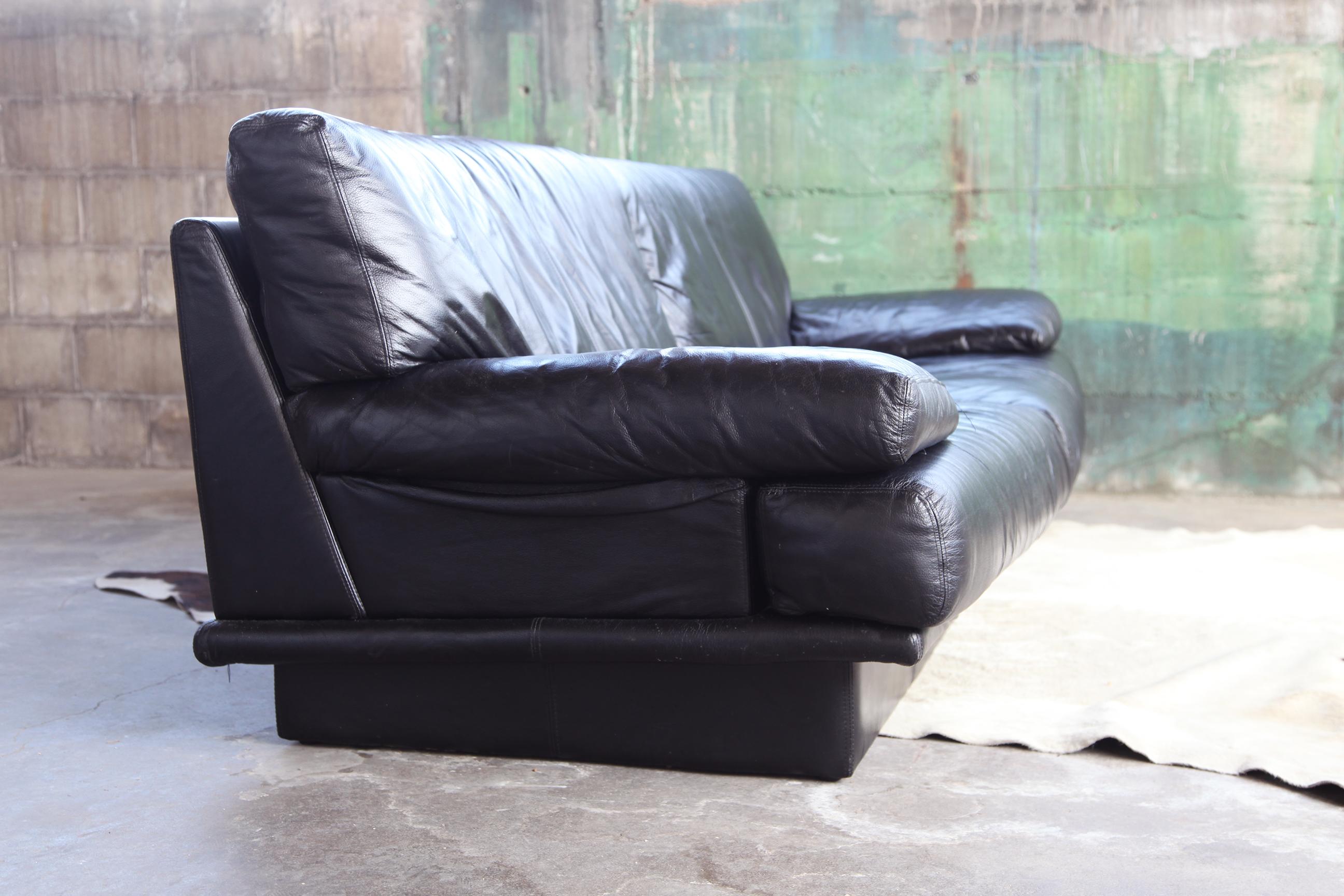 RARE, hard to find PERFECT and very COOL Vintage Postmodern Italian leather plinth base Sofa by designer Nicoletti Salotti, and made in Italy. The label is present.

This is a STUNNING sofa, suited for your on point, stylish, cutting edge setting.