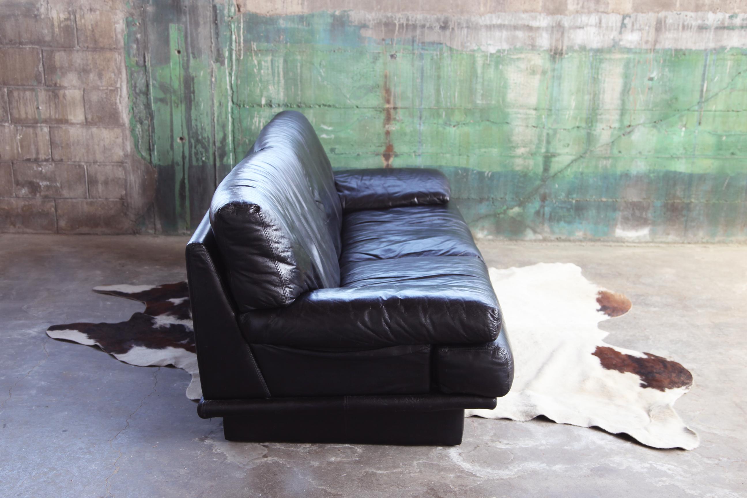1980s Italian Nicoletti Salotti Postmodern Plinth Base Black Leather Sofa In Good Condition In Madison, WI