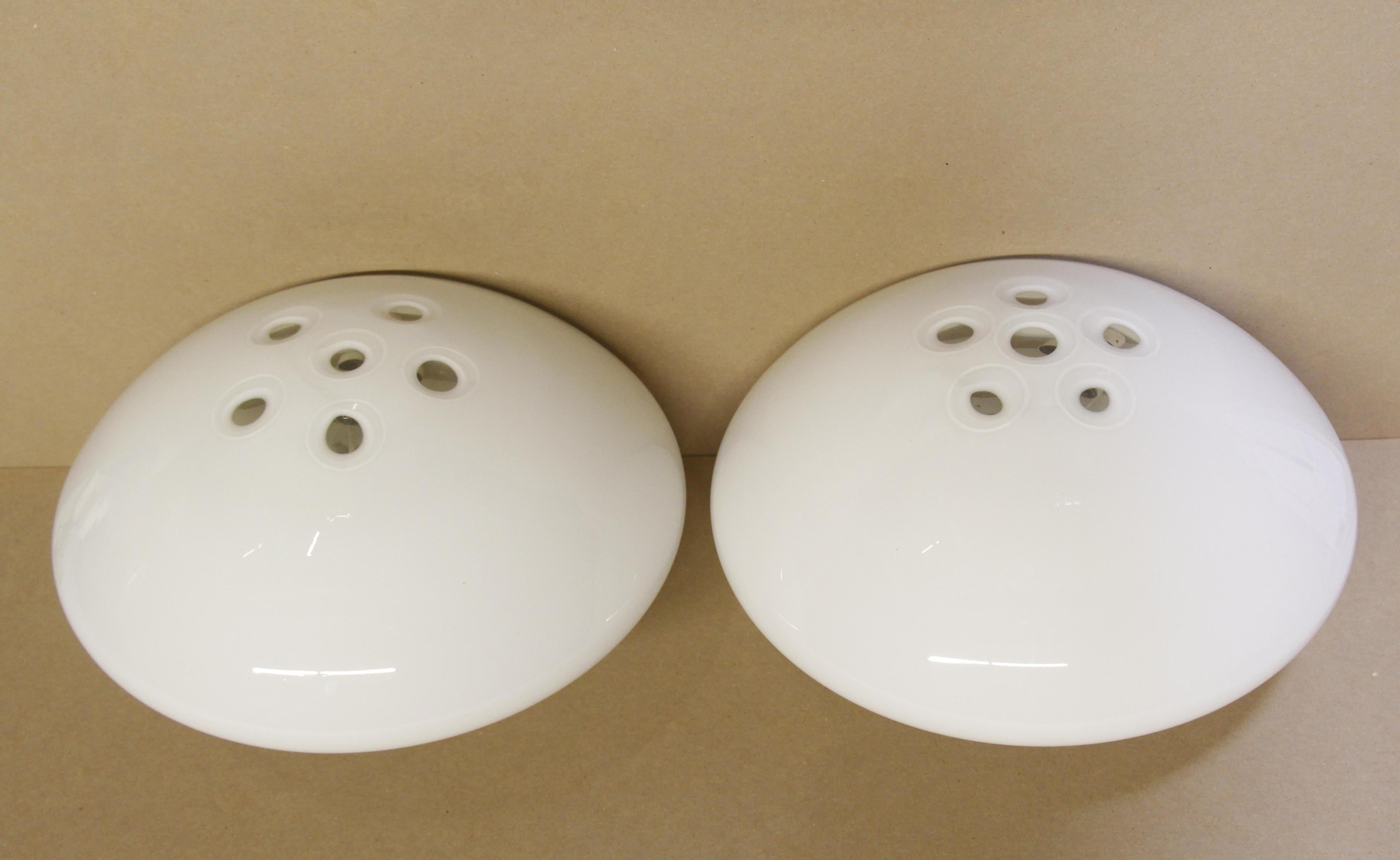 Moderno Coppia italiana degli anni '80 di lampade rotonde in vetro di Murano di colore bianco in vendita