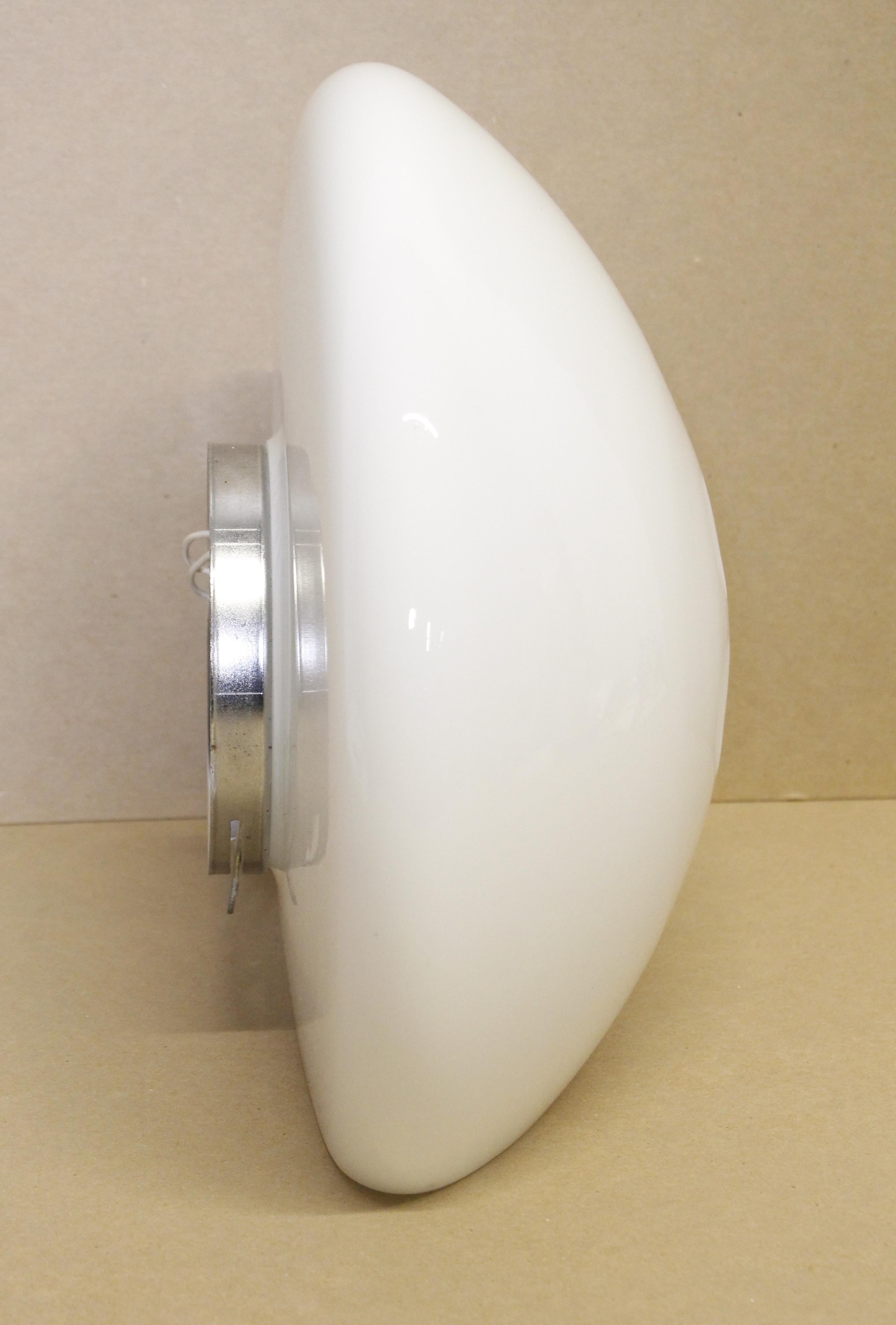 Coppia italiana degli anni '80 di lampade rotonde in vetro di Murano di colore bianco In condizioni buone in vendita a New York, NY
