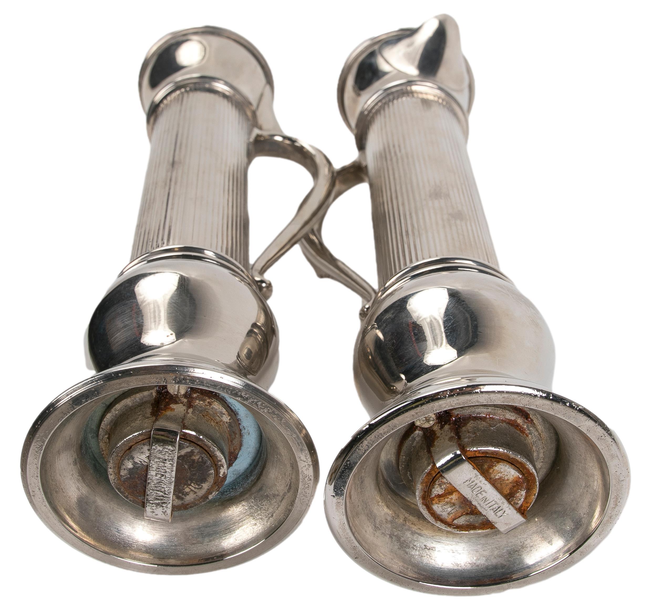 1980s Italian Pair of Silver Plated Metal Pepper Pots For Sale 4