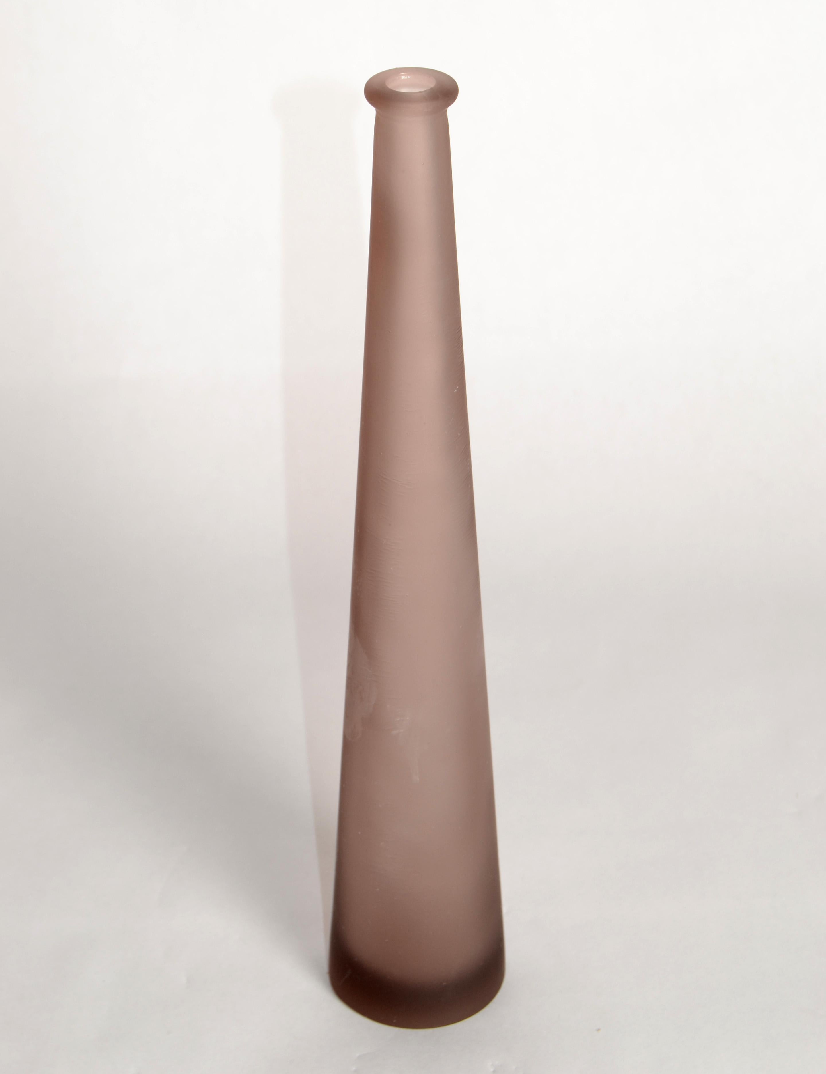 Vintage Scavo Glass pallido Vaso, vaso, decanter in vetro artistico di Murano Mid-Century Modern realizzato in Italia nel 1980.
È un'opera straordinaria che fa bella mostra di sé sul tuo tavolo consolle, sulla tua cassettiera o sulla tua credenza