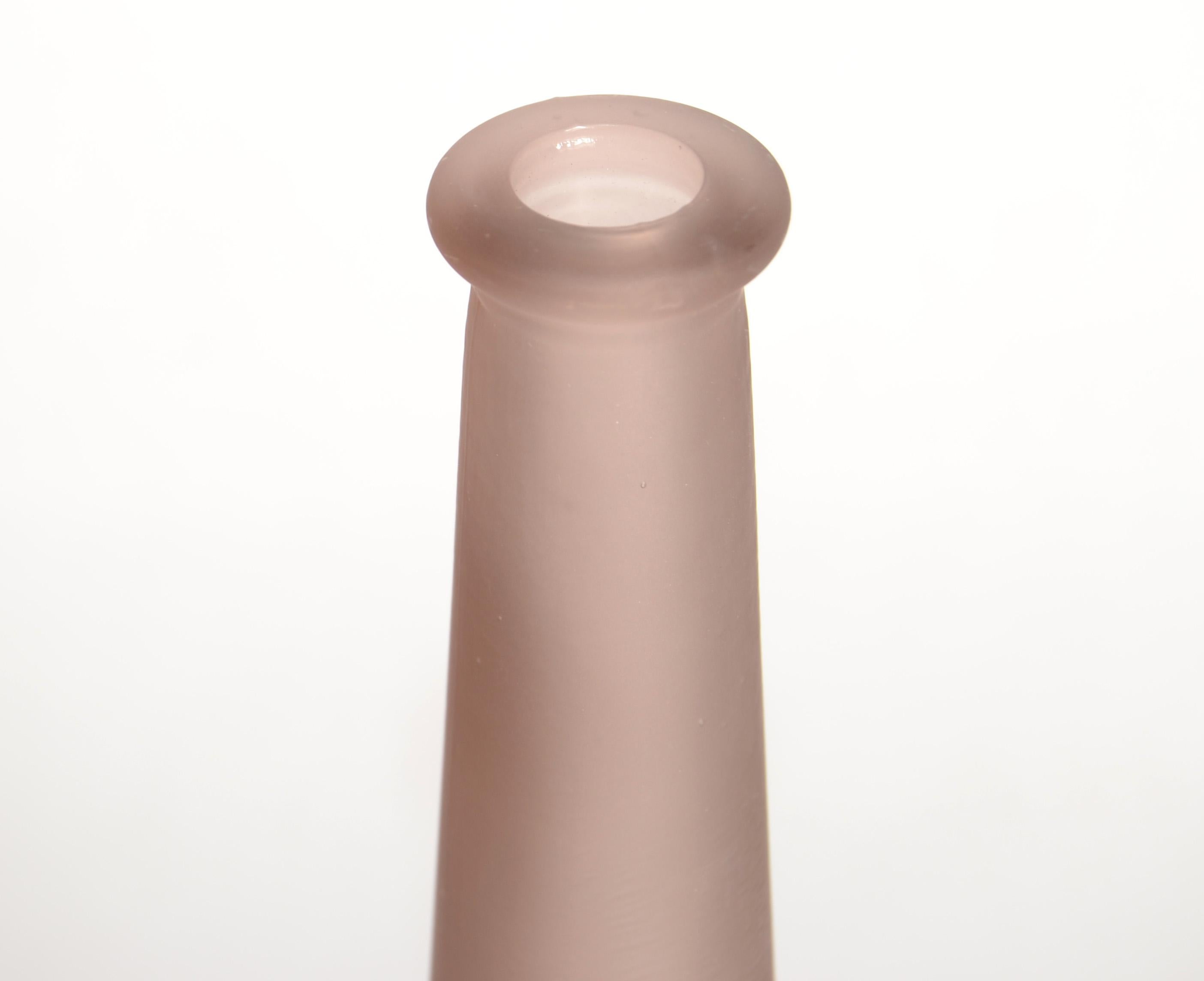 Mid-Century moderno Vaso di vetro a forma di grano Scavo, lavanda pallida, anni '80, italiano, Mid-Century Modern in vendita