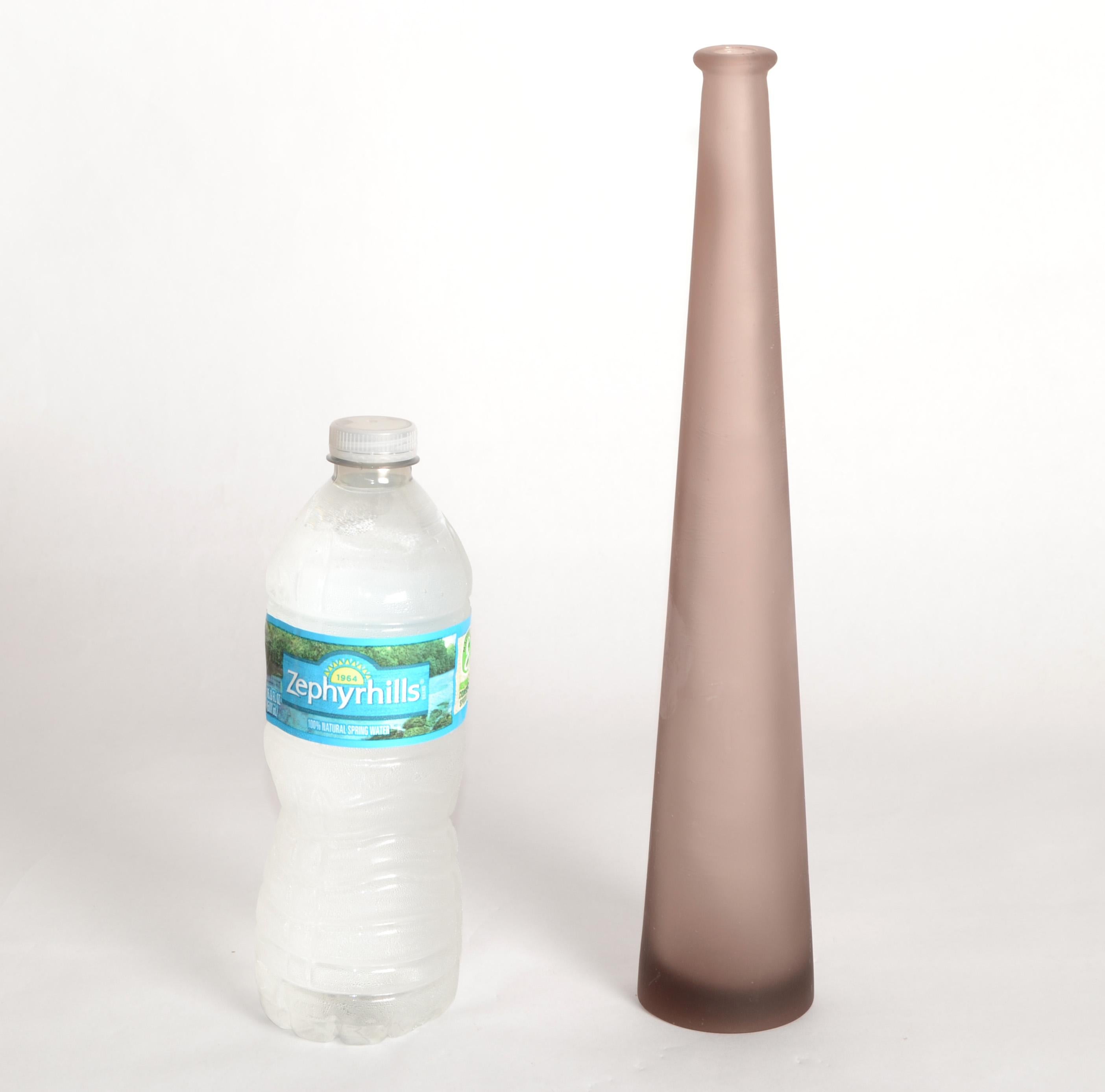 Fatto a mano Vaso di vetro a forma di grano Scavo, lavanda pallida, anni '80, italiano, Mid-Century Modern in vendita