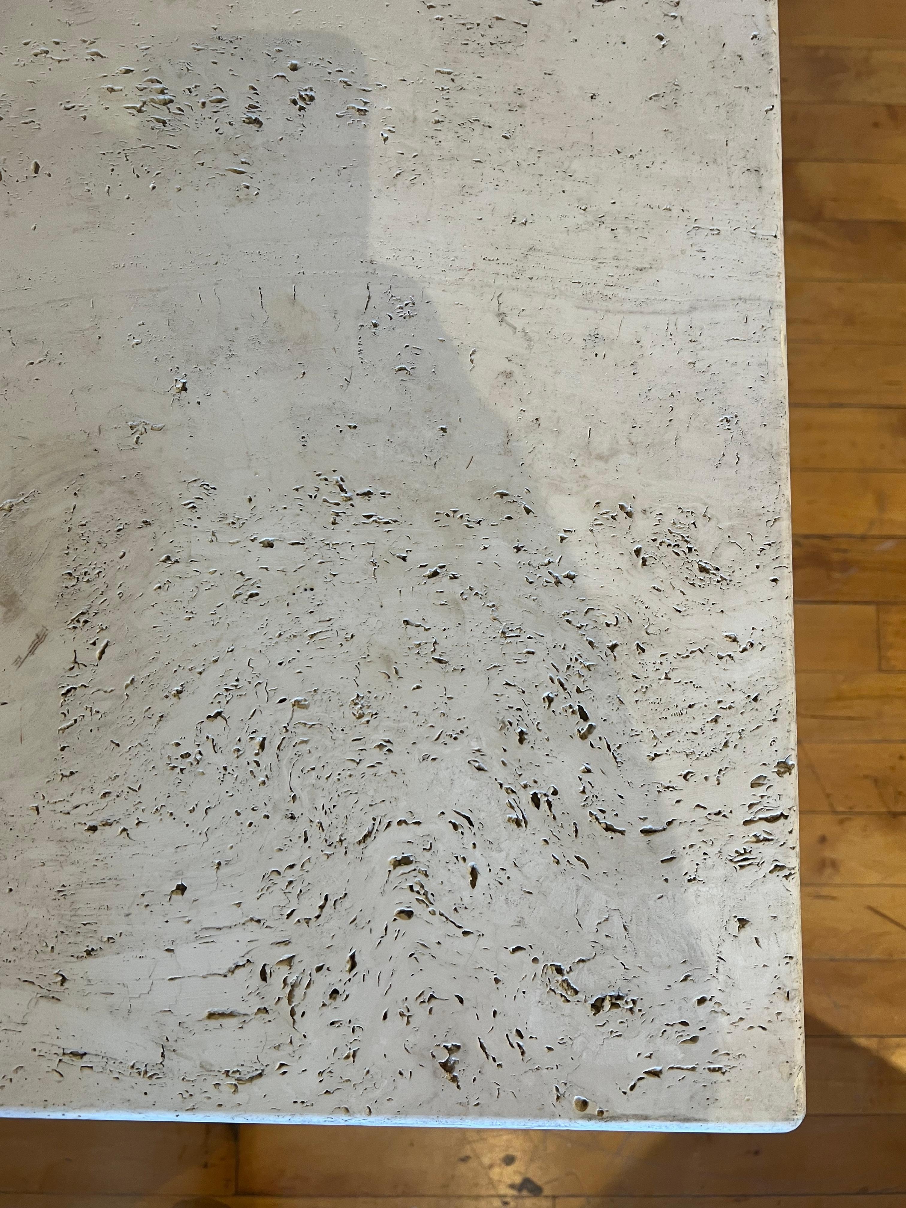Travertin Table basse italienne en travertin de style Parsons des années 1980 en vente