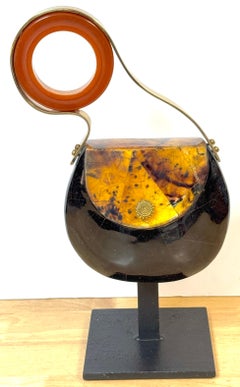 Scultura Pop Art italiana degli anni '80 raffigurante una borsa, montata in museo