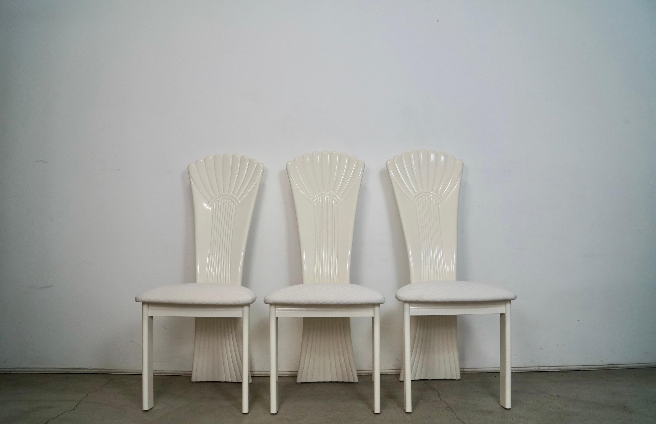 Ensemble de 3 chaises de salle à manger Hollywood Regency à vendre. Chaises post-modernes vintage fabriquées dans les années 1980, fabriquées en Italie et vendues par Najarian Furniture. Chaises de très haute qualité en bois massif laqué en blanc.