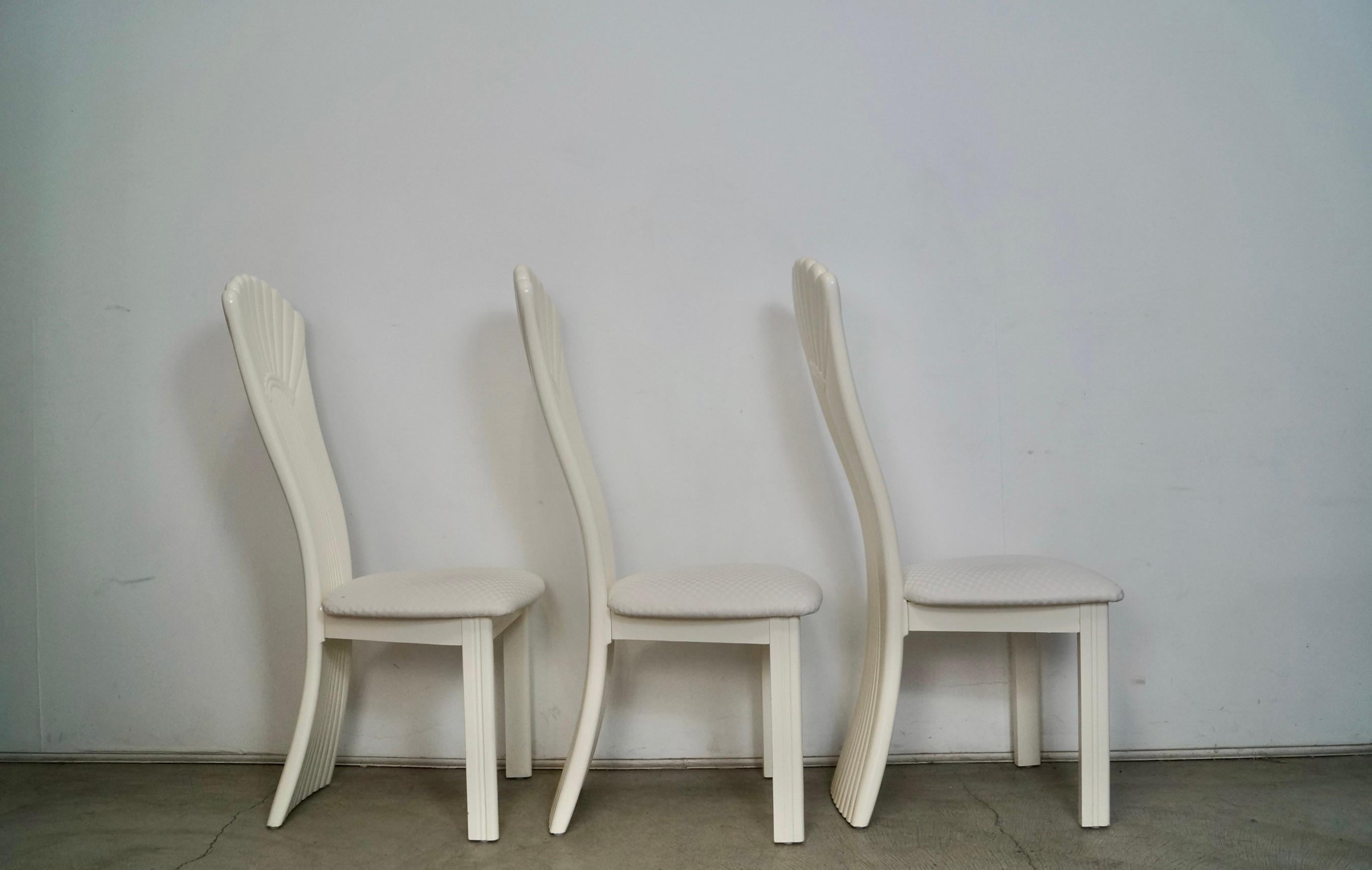 Fin du 20e siècle Chaises de salle à manger italiennes postmodernes Art Déco Najarian des années 1980 - Lot de 3 en vente