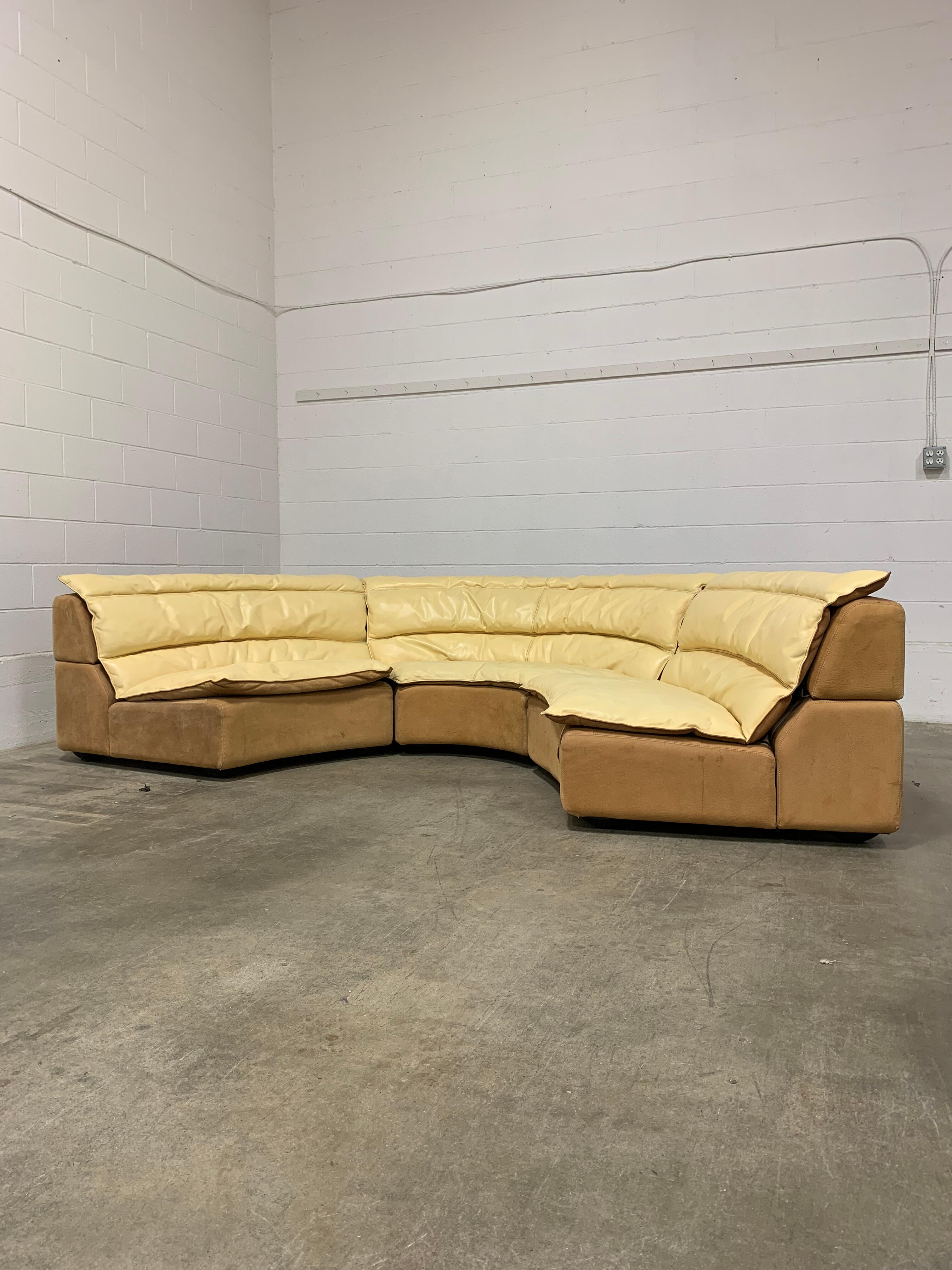 Icona audace e scultorea del design italiano degli anni '80, il divano modulare 