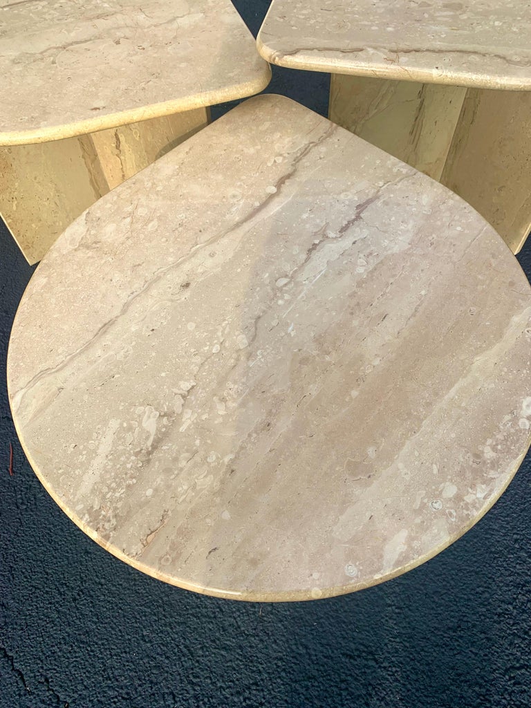 1980s Italian Postmodern Modular Coffee and Nesting Tables, in Travertine In Good Condition For Sale In DELRAY BEACH, FL