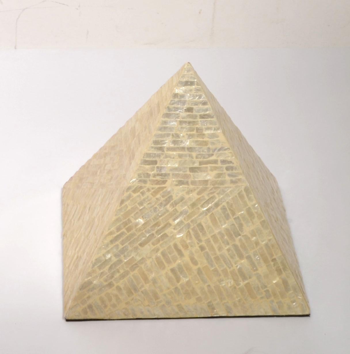Italienische Pyramiden-Perlmutt-Holz-Skulptur, Deko-Objekt, bildende Kunst, 1980er Jahre 