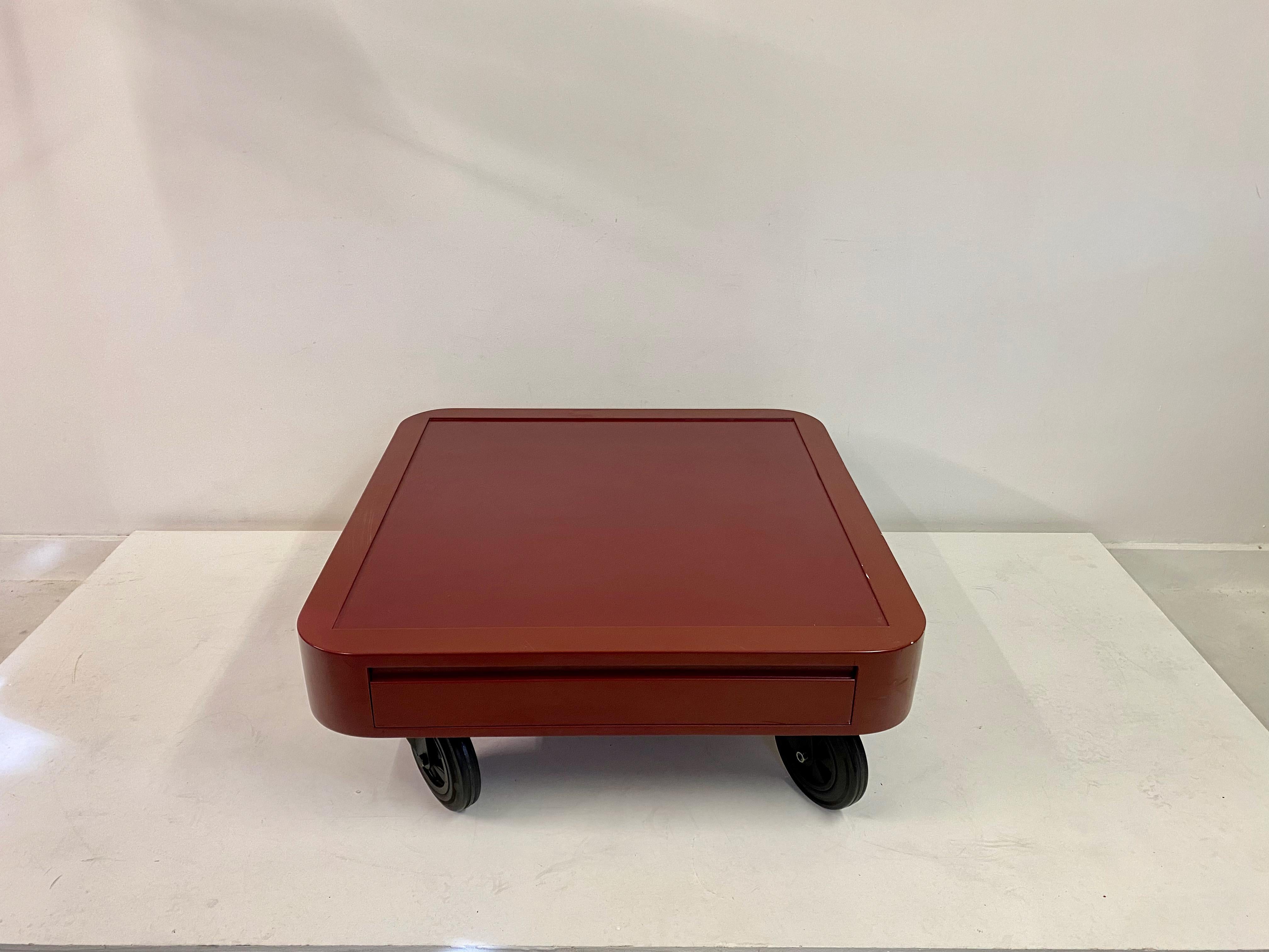 Postmoderne Table basse italienne des années 1980 en stratifié rouge sur roues en vente