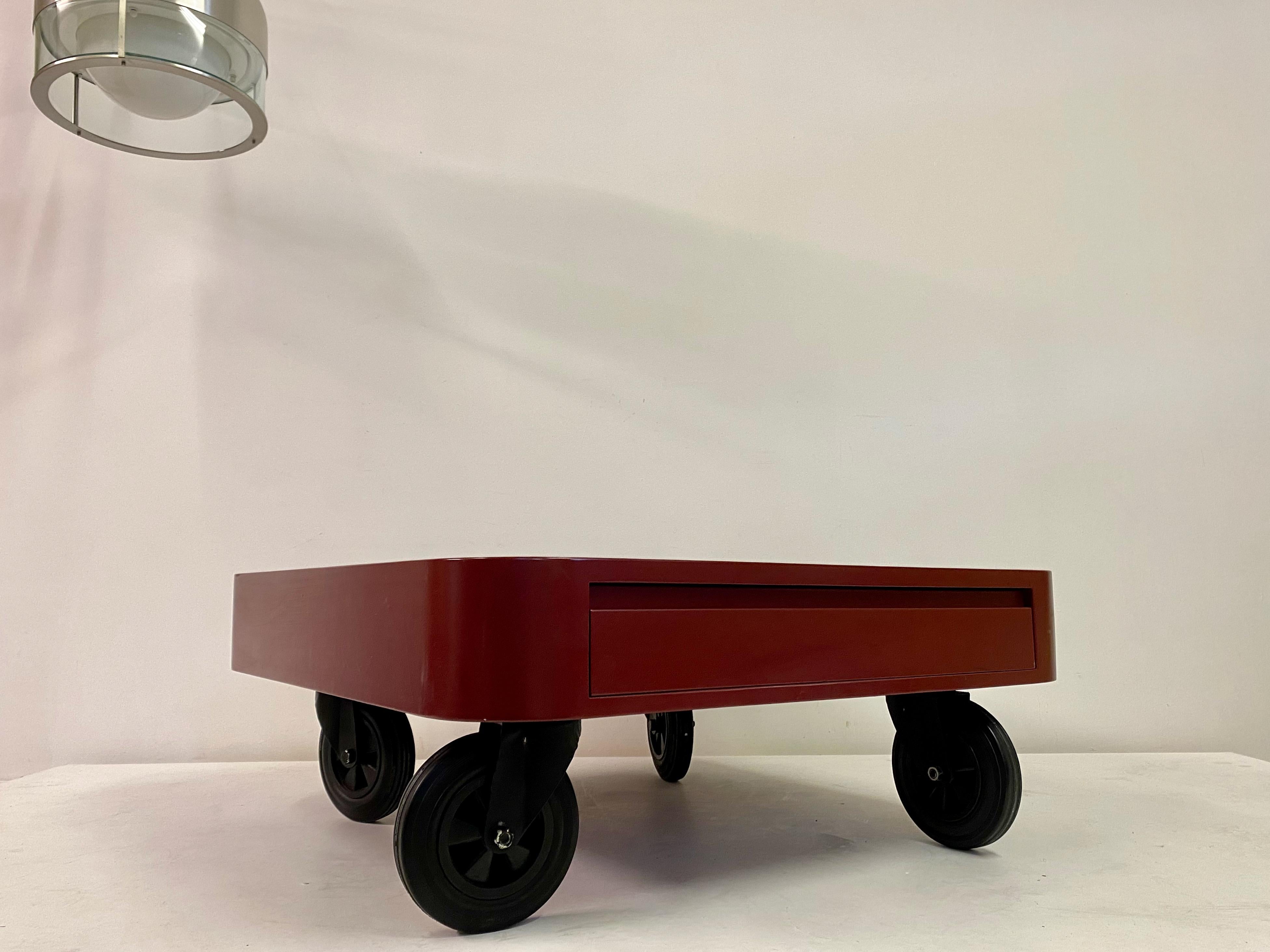 Table basse italienne des années 1980 en stratifié rouge sur roues en vente 3