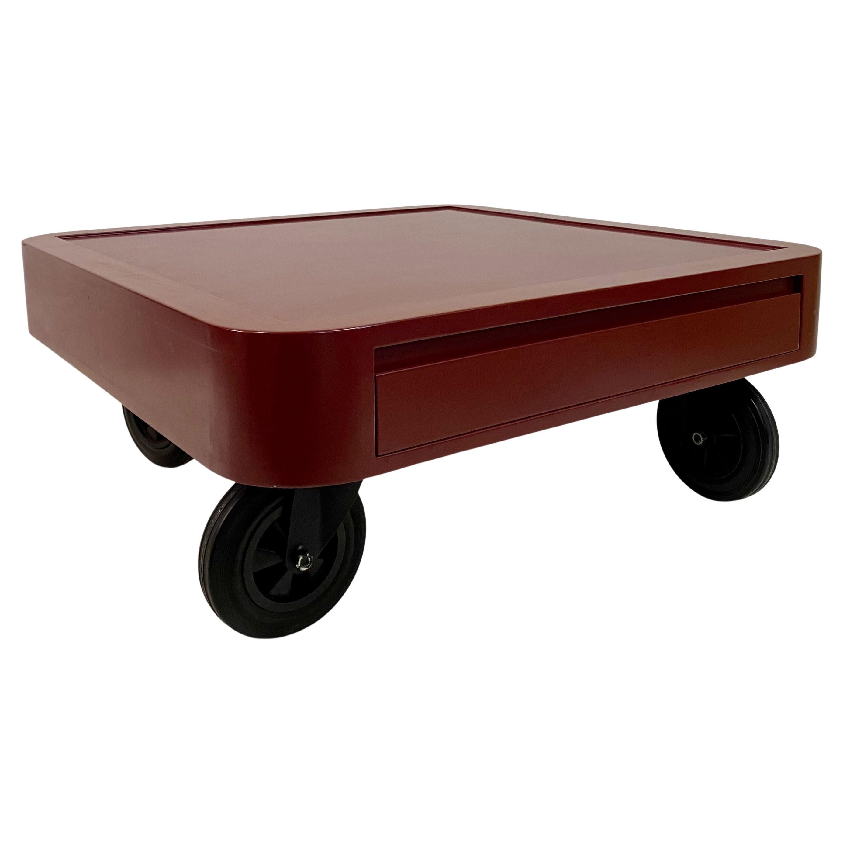 Table basse italienne des années 1980 en stratifié rouge sur roues