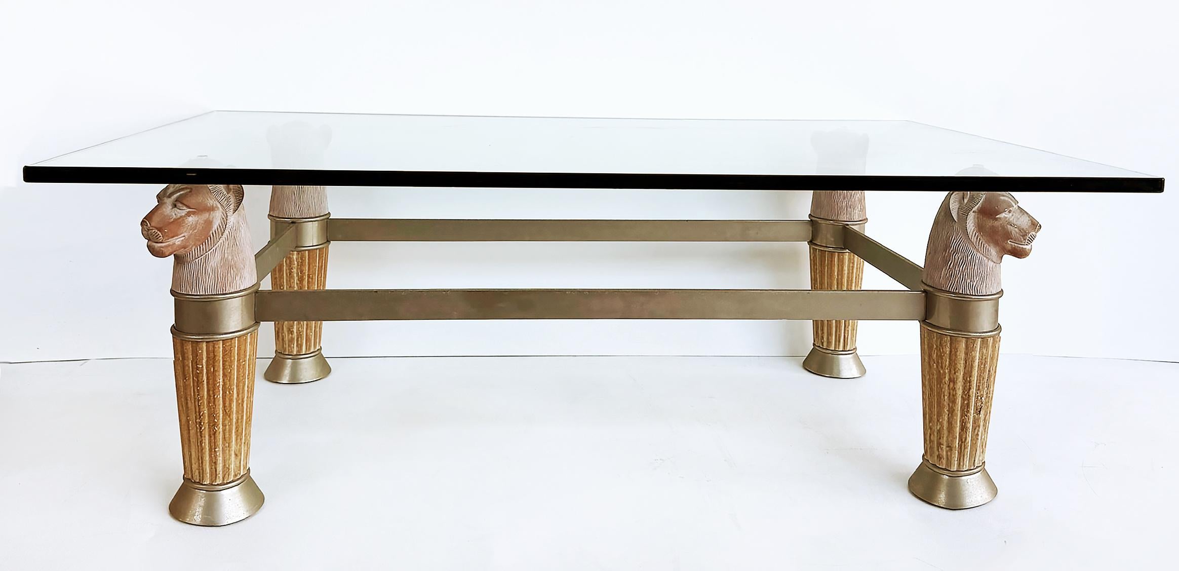 1980 Italian Regency Glass Top Panther Head Cocktail Table

Nous vous proposons une élégante table basse italienne des années 1980 à plateau en verre, avec des têtes de panthère sculpturales sur des colonnes cannelées sculptées inversées.  Les