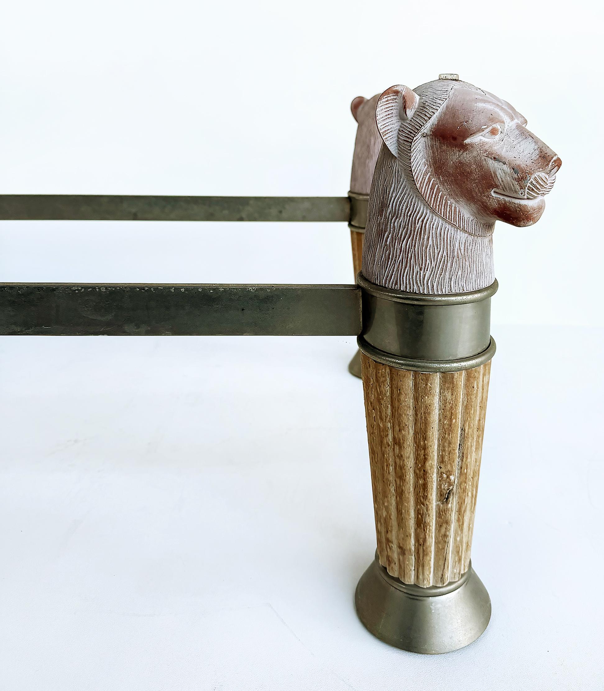 italien 1980 Italian Regency Glass Top Panther Head Cocktail Table en vente