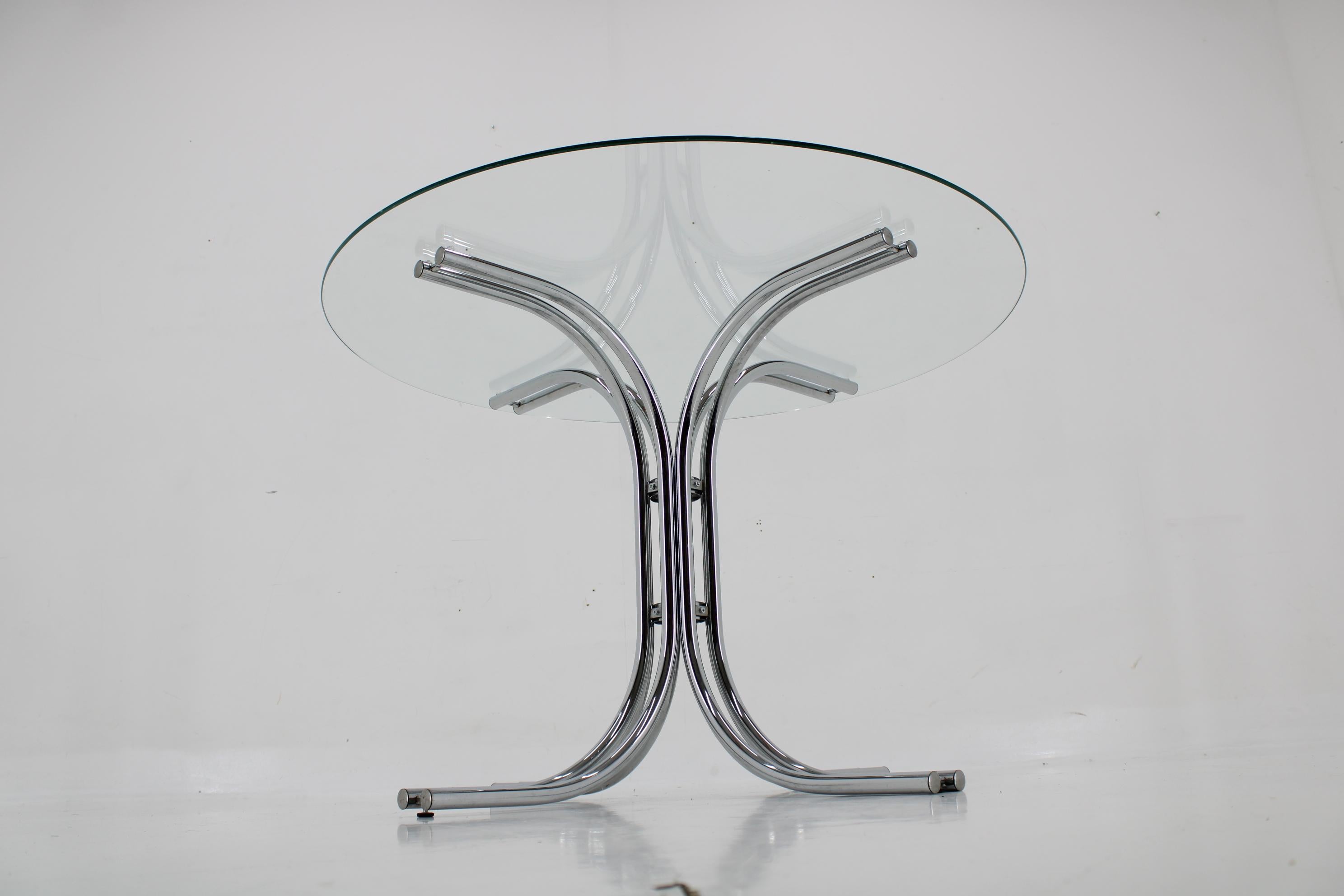 1980s Italian Round Glass and Chrome Plated Dining Table  In Good Condition For Sale In Praha, CZ