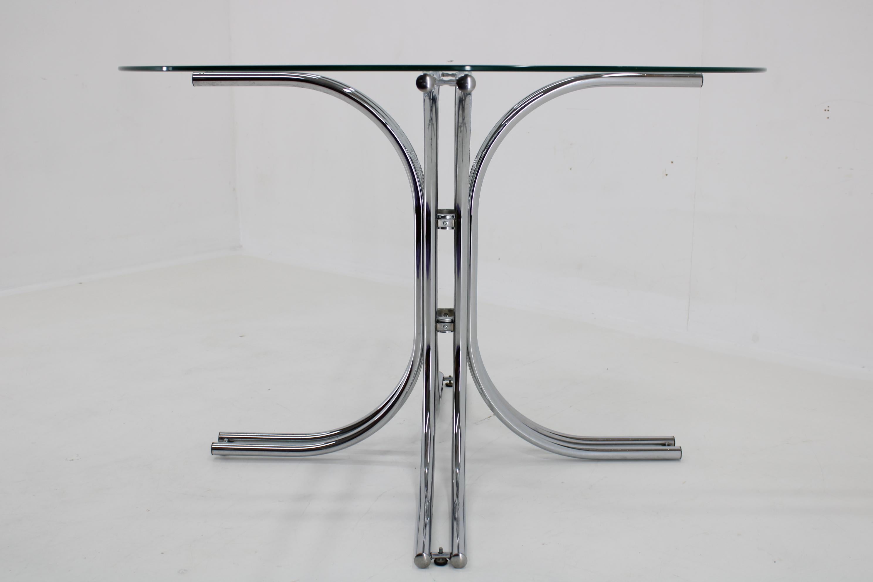 Late 20th Century 1980s Italian Round Glass and Chrome Plated Dining Table 